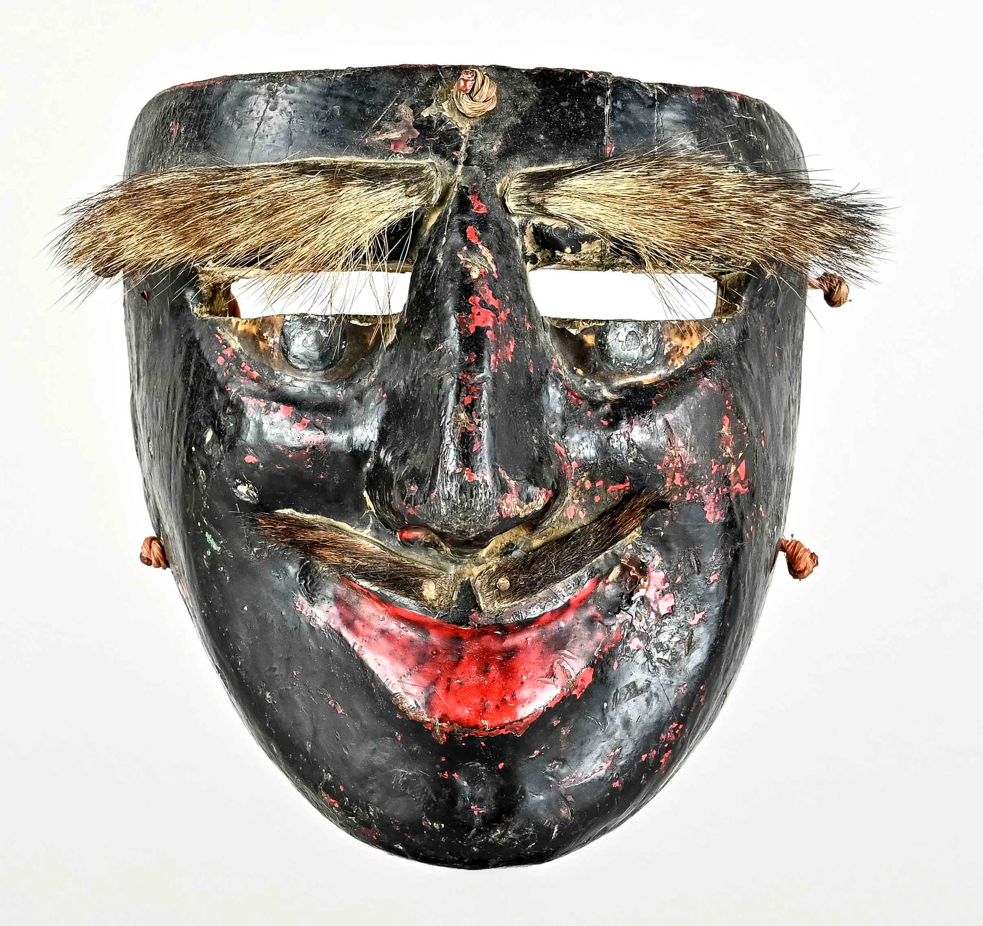 Null Masque, masque rituel en bois teinté en noir avec des parties de peau d'ani&hellip;