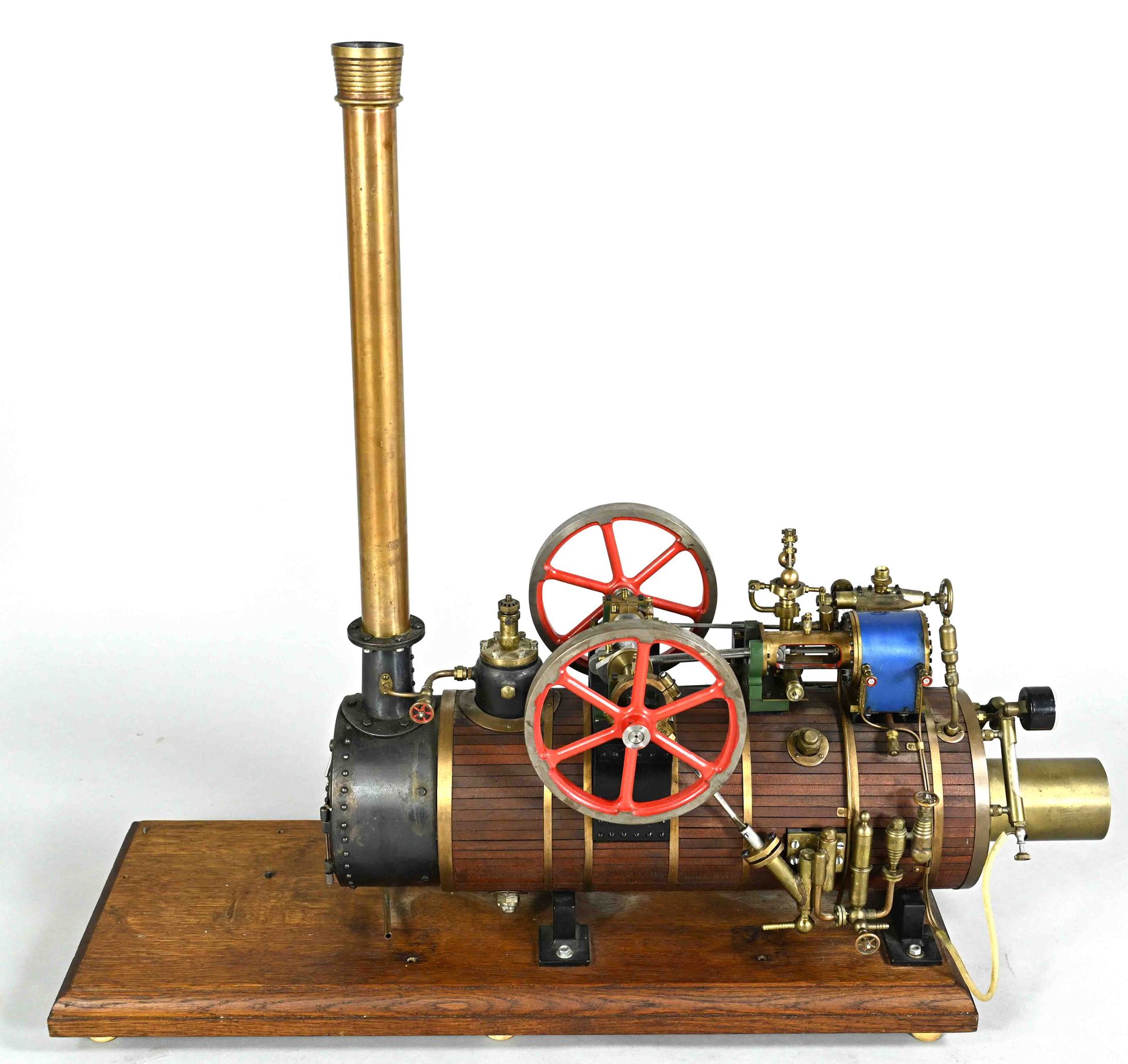 Null 罕见的大型蒸汽机，林茨/多瑙河约1993年，刻有G. Schlichtner，铸铁、黄铜和铜的蒸汽机安装在木板上，高76.5厘米，长94厘米，宽30厘&hellip;