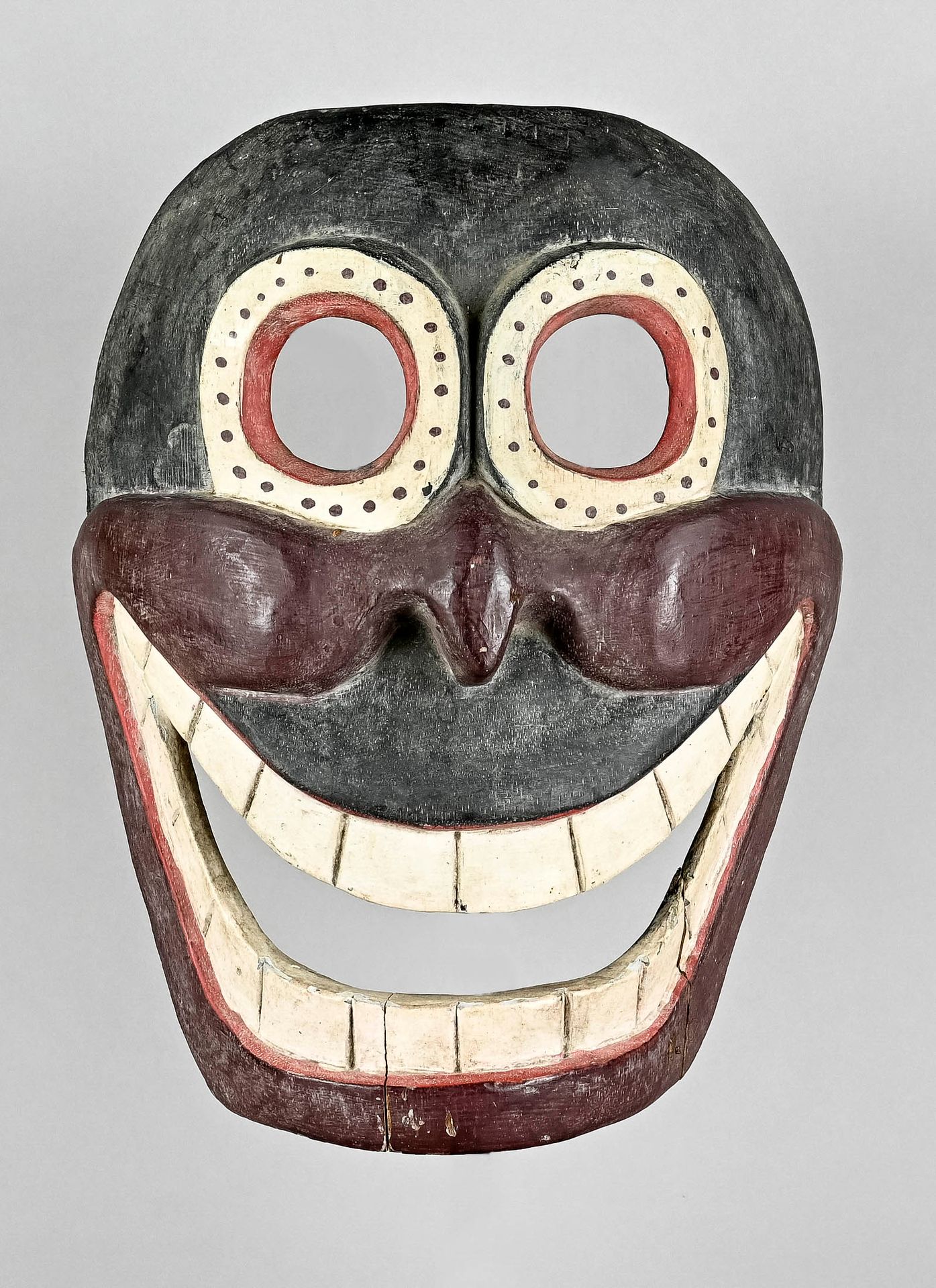 Null Masque, Afrique, probablement un masque de chaman avec des joues bombées et&hellip;