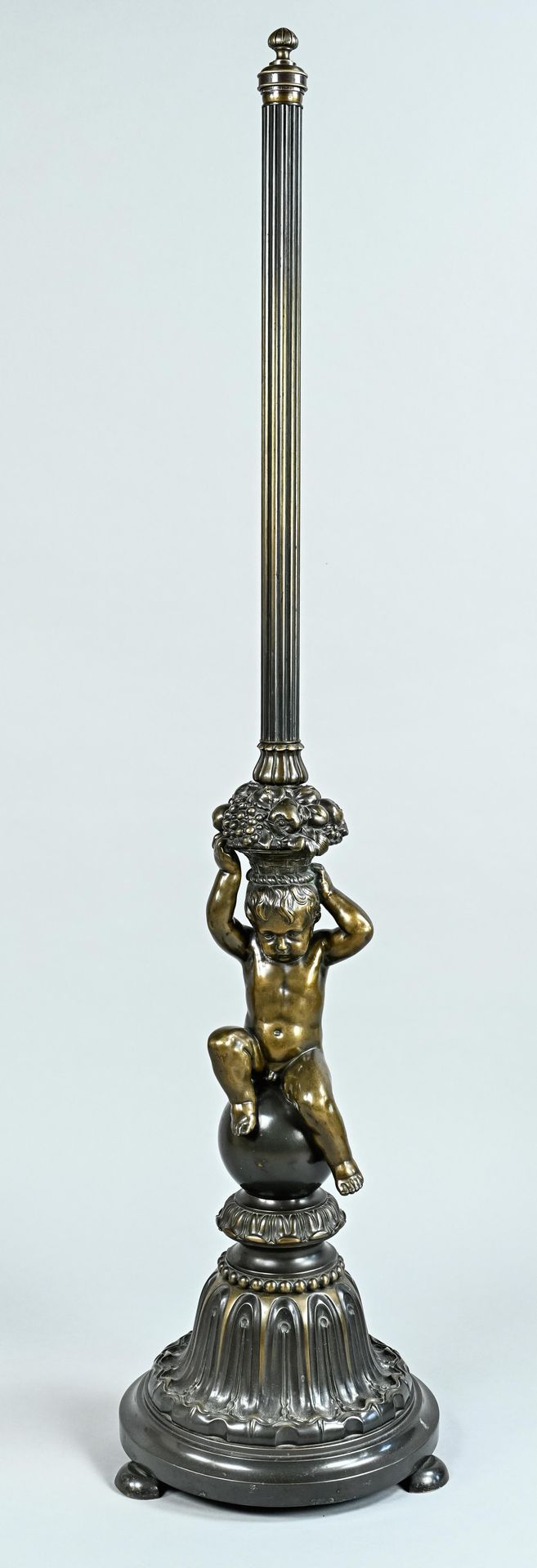 Null Grand lampadaire - pied, Autriche vers 1920/30, bronze, putto tenant un pan&hellip;