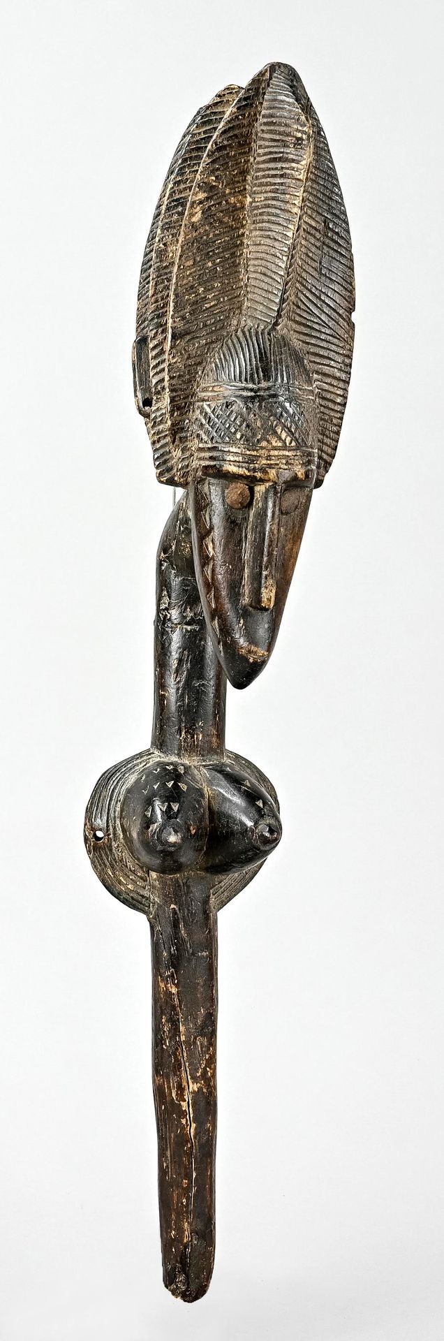 Null 非洲，木质，雕刻有女性形象的礼仪杖，弯曲的颈部和突出的头部，带有三角形的帽子，长60厘米
