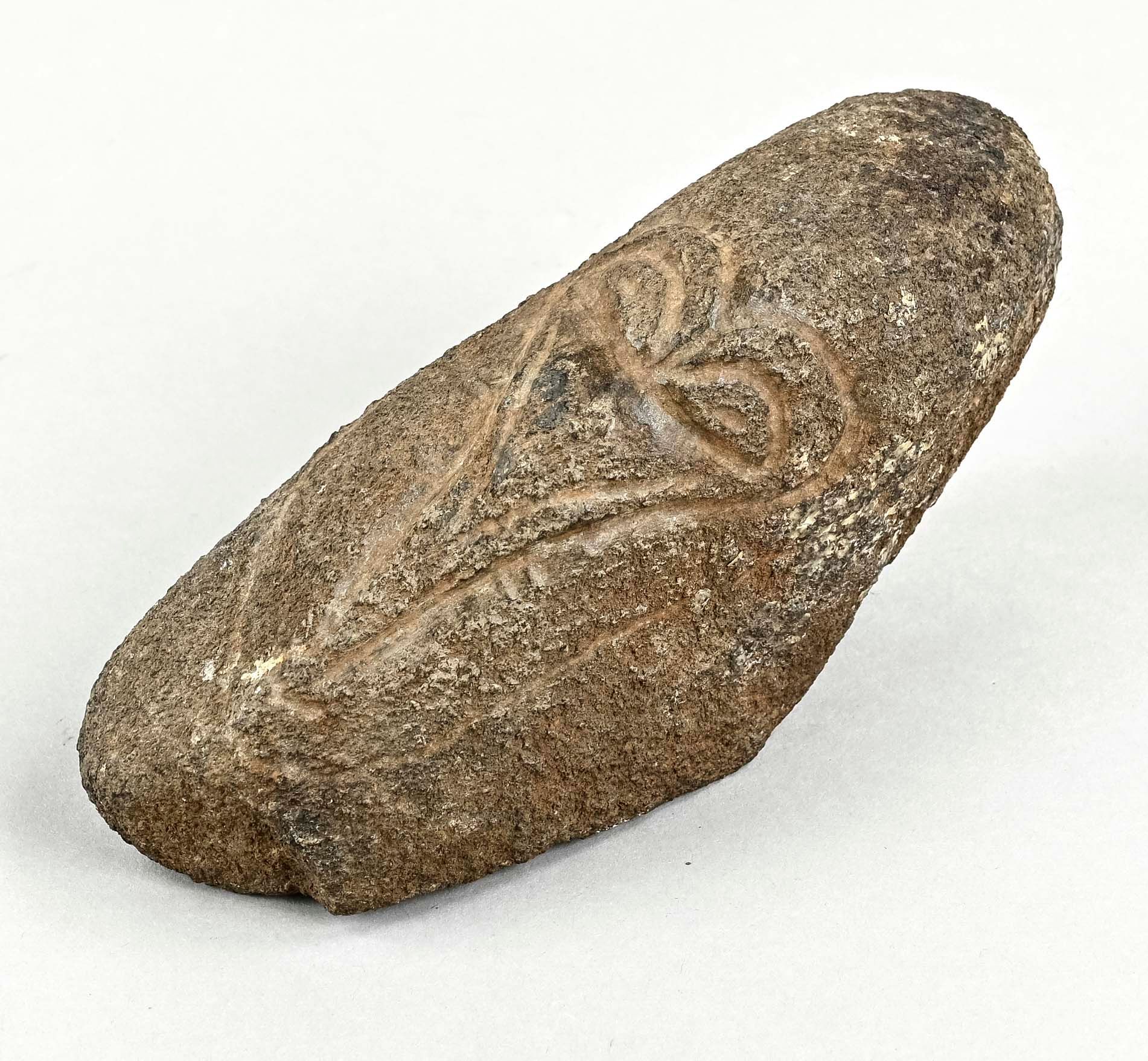 Null 石头信息，细长的红色石头上有一个心形的刻面。非典型形状，因此具有稀有价值，高10厘米x19厘米