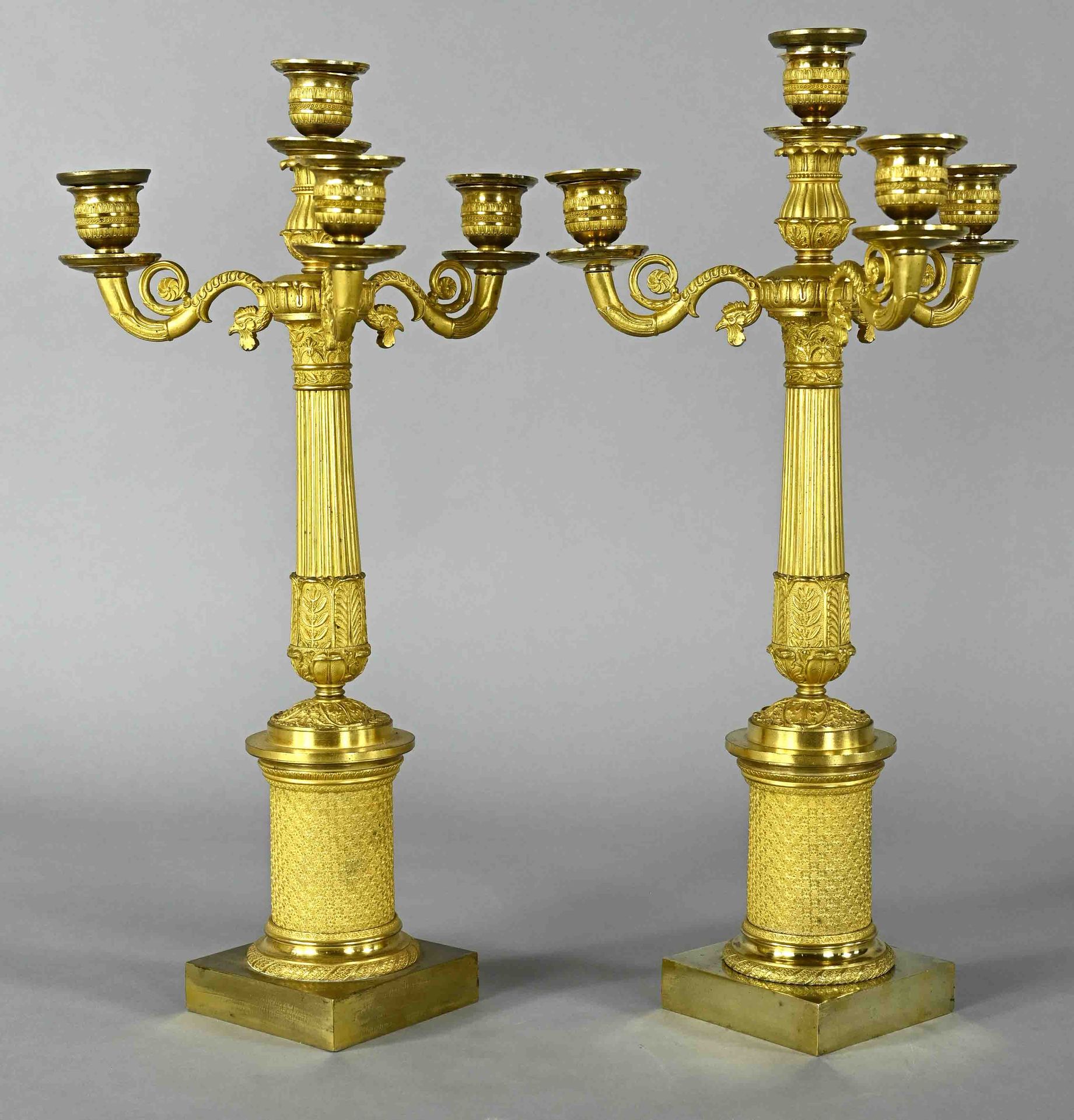 Null 一对吉兰朵，法国，约1820年


青铜火鎏金。锥形轴，有3个弯曲的光臂，围绕着一个中央火炬。在一个方形底座上。高46厘米。扣环部分排列，四臂，附件精&hellip;