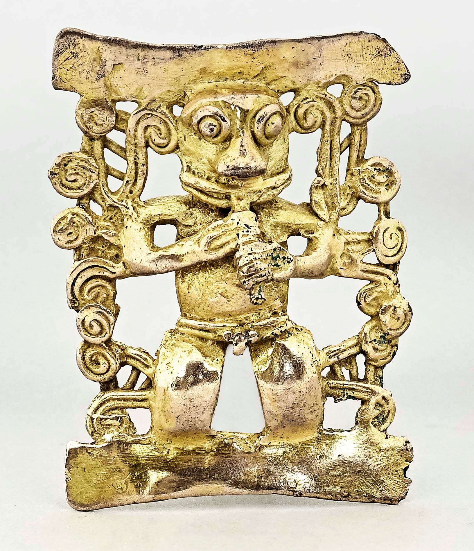Null 长笛演奏者，萨满教护身符，Diquis，哥斯达黎加，约12世纪，用失蜡法铸造。Tumbaga黄金护身符，形状是一个站立的人，眼睛很大，嘴巴很宽，手里拿&hellip;