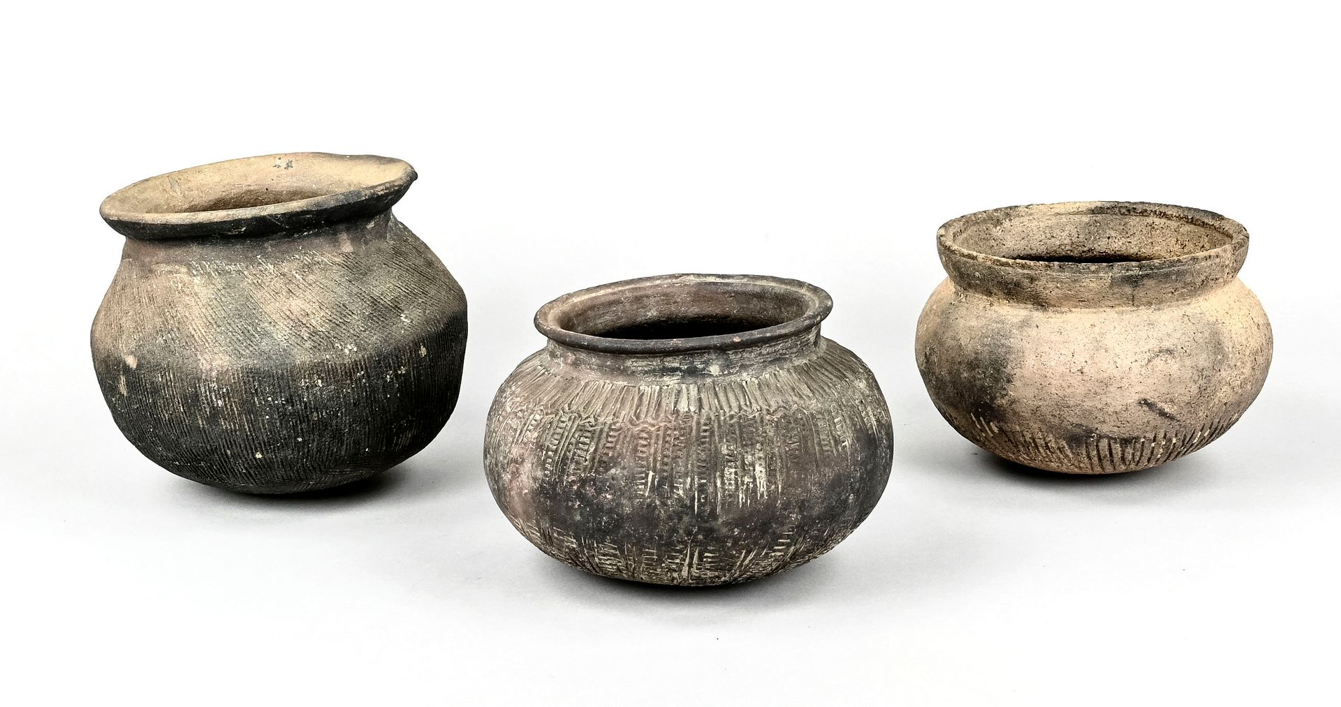 Null 罕见的、保存完好的古董粘土器皿，可能是安纳托利亚。


不同的装饰，球状，高13-17厘米