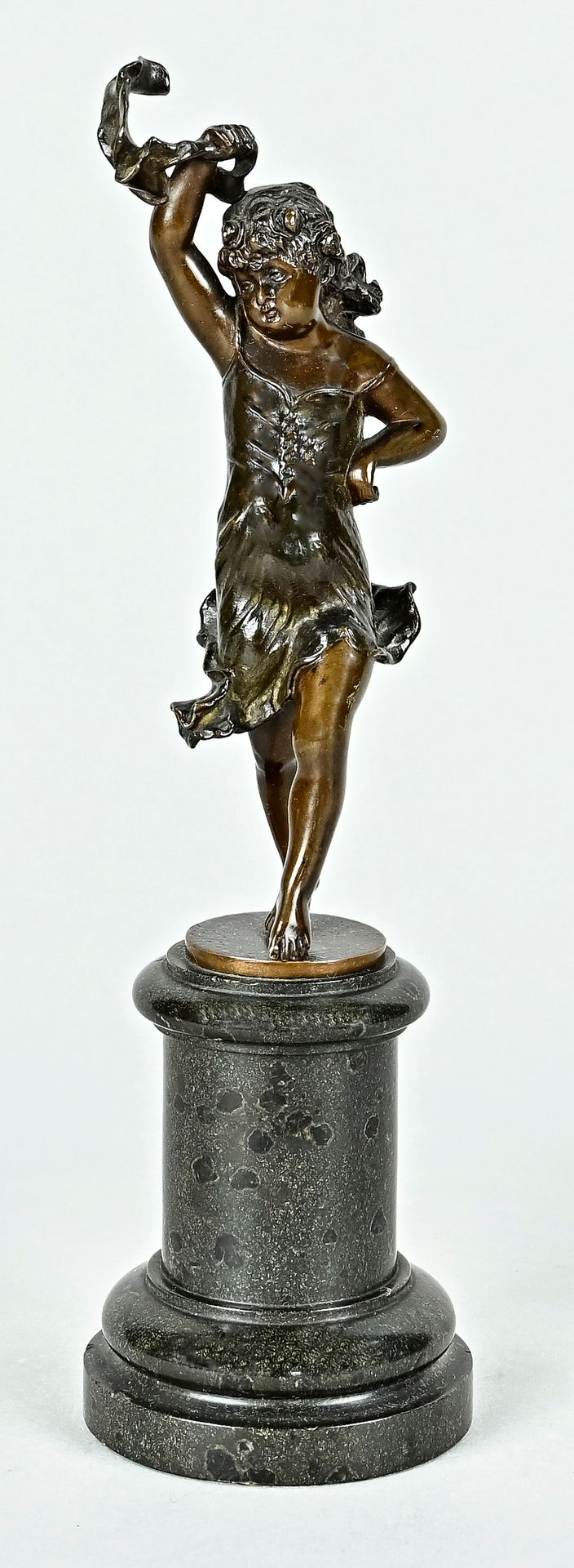 Null 伊夫兰，弗兰茨（1862 - 1935），"跳舞的女孩"，青铜，精美抛光，大理石底座，25.5厘米，底座上有签名，颜色为彩色。