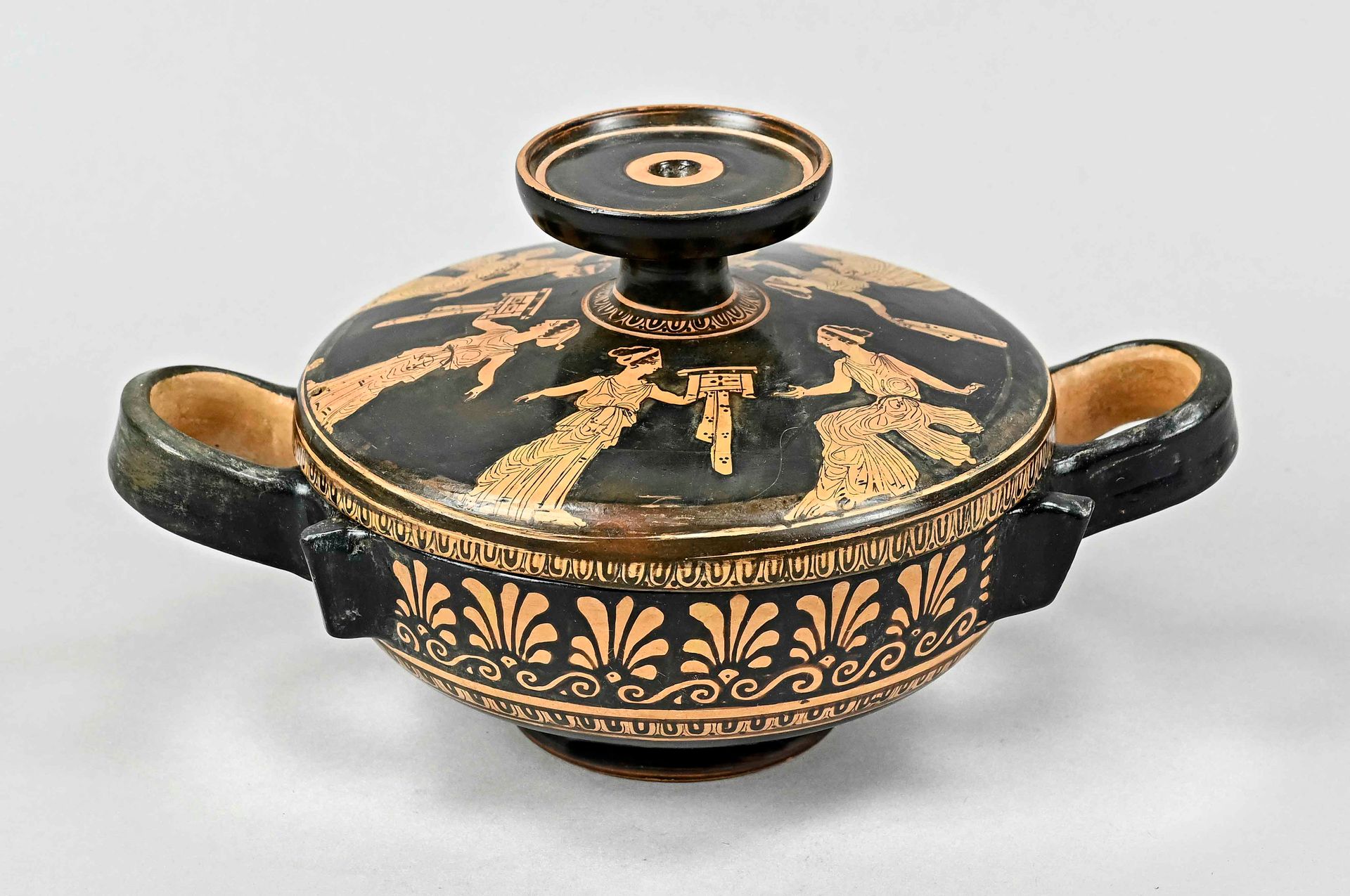 Null Red-figure Lecanis in the style of the Meidias painter, with lid, Attic cir&hellip;