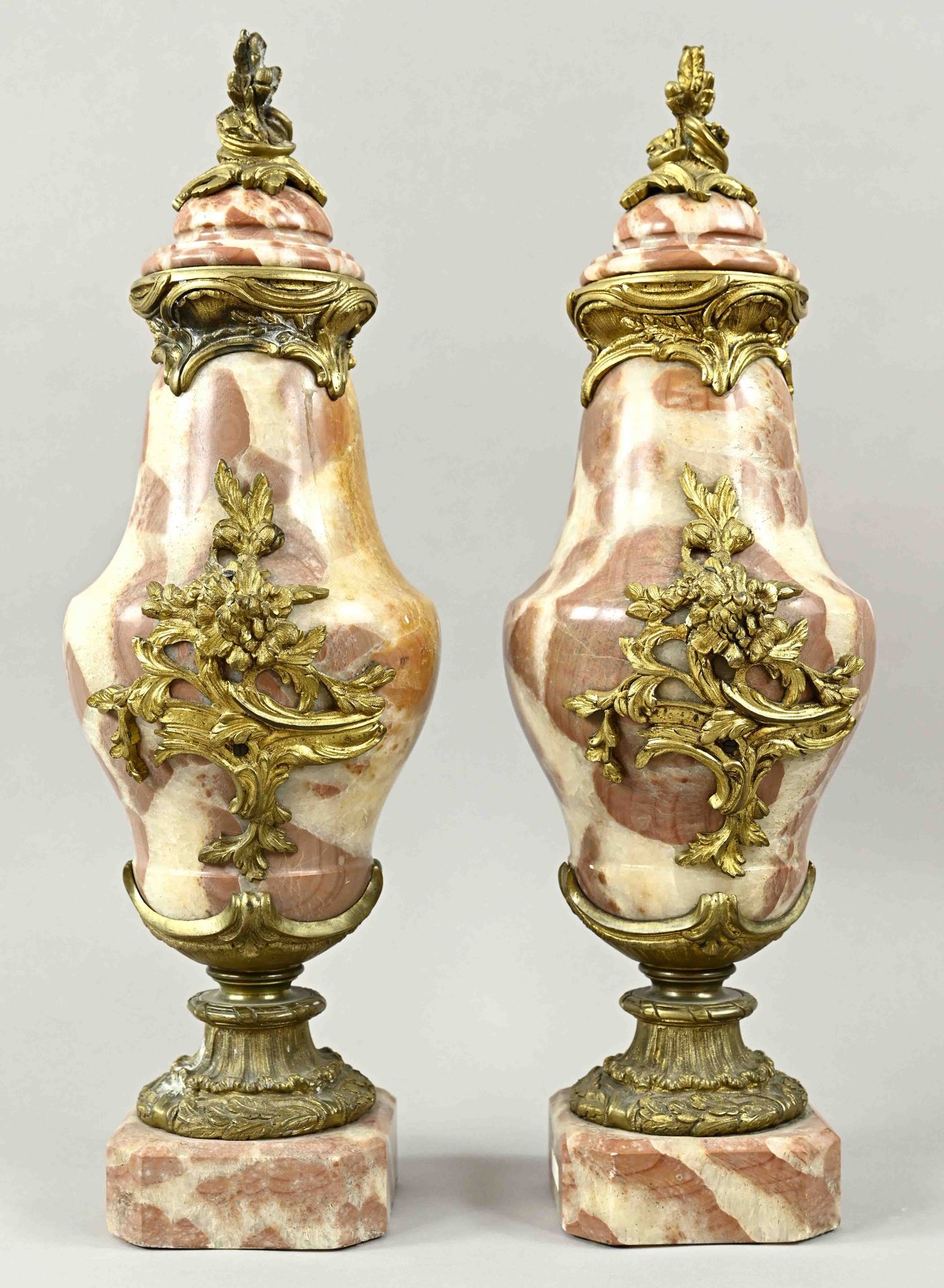 Null 一对岩石水晶侧花瓶，俄罗斯/法国，约1850年，白色棕色大理石内含物，精细的青铜应用，火镀金，精细的装饰，高55厘米