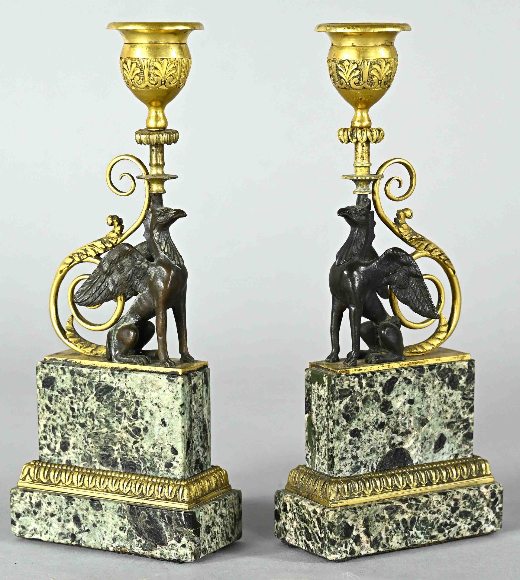 Null 一对烛台，英国约1825年，乔治四世，青铜，火鎏金，坐着的狮身人面像，头部带着弯曲的把手和花瓶状的喷口。在阶梯状的绿色和白色脉络的大理石底座上，高23&hellip;