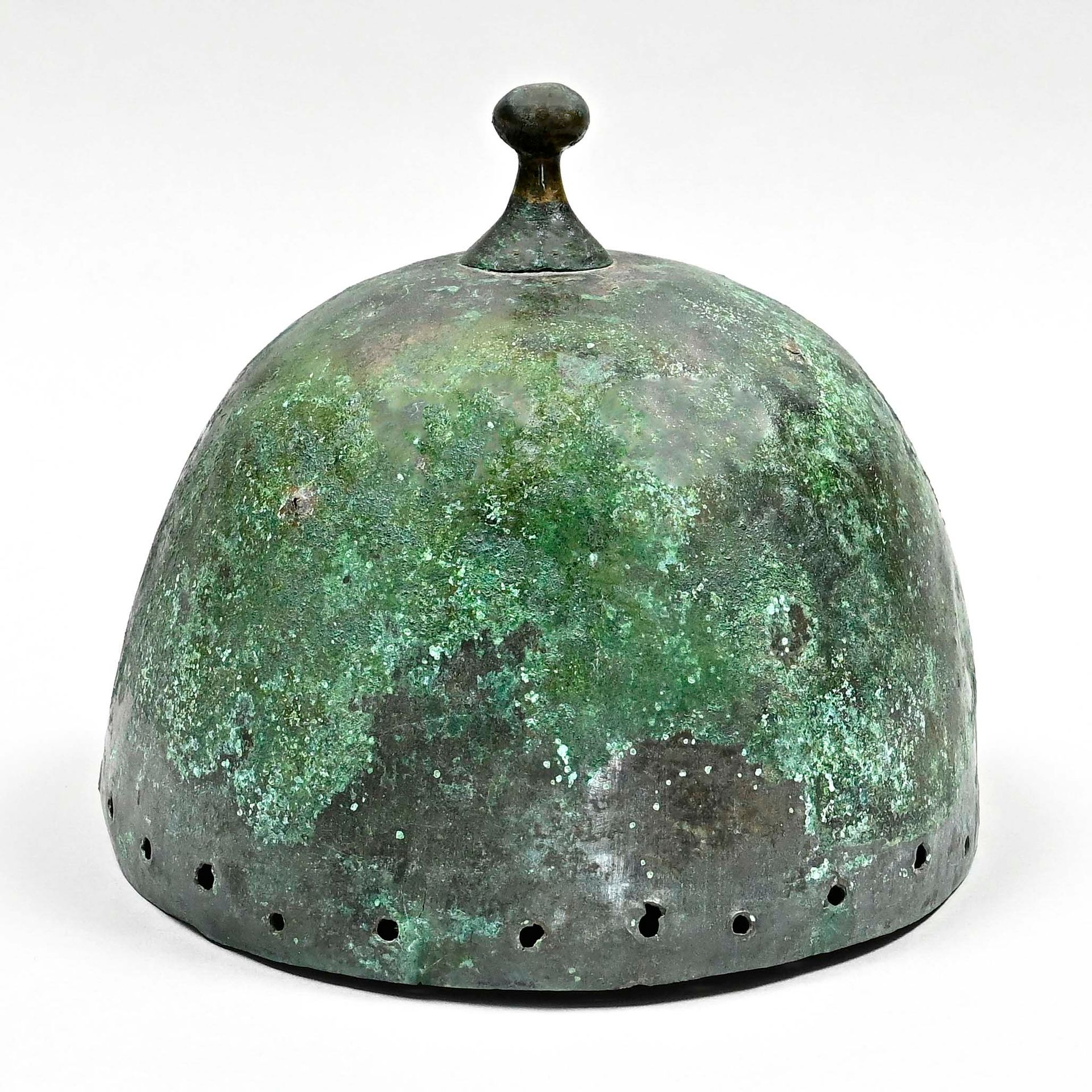 Null 贝尔头盔。北欧，哈B1，公元前1000年左右，青铜器， 。高17.3厘米 半球形头盔；单独铸造的冠钮，上面铆接着一块方形板作为底座。头盔内侧有清晰的漂&hellip;