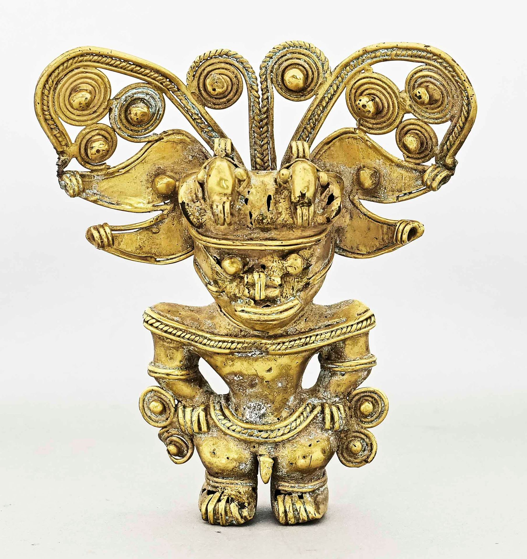 Null 护身符--卡西克萨满像吊坠，有天然铜锈。泰罗纳（公元900-1600年），马格达莱纳，北哥伦比亚，约公元1200年 图巴加黄金。站立的男性形象，有球形&hellip;