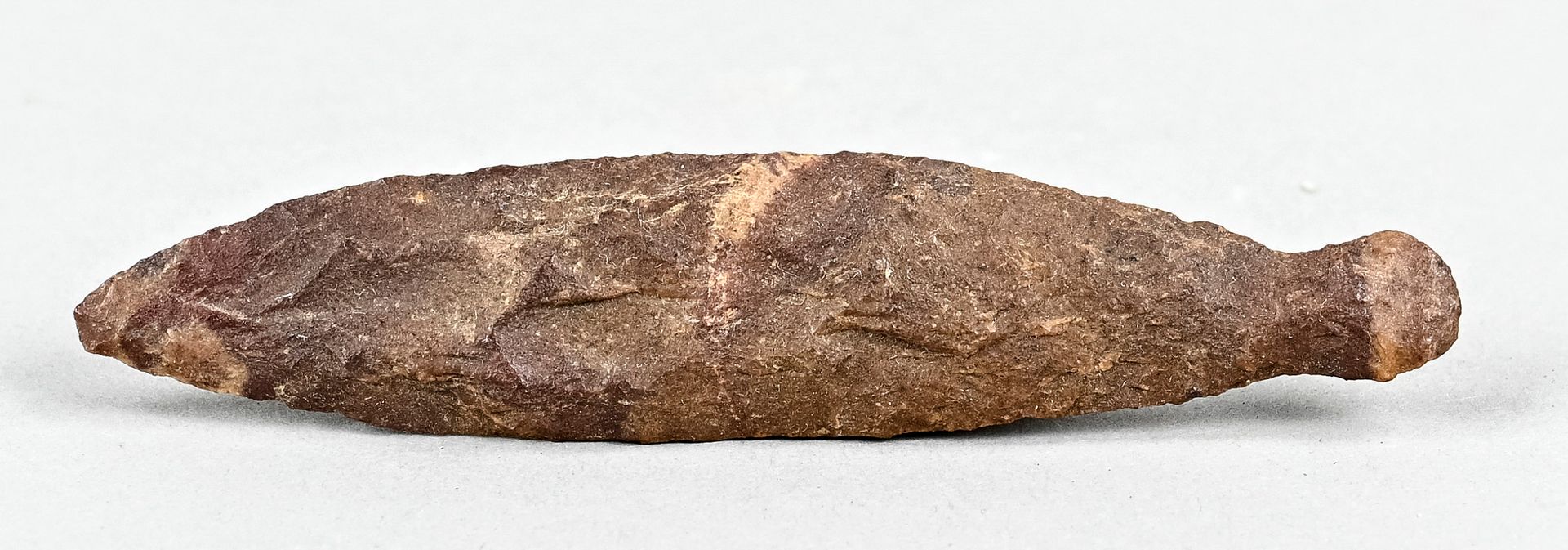Null 长形切割工具，中国，棕色燧石，带小圆柄和尖端，长9.5厘米