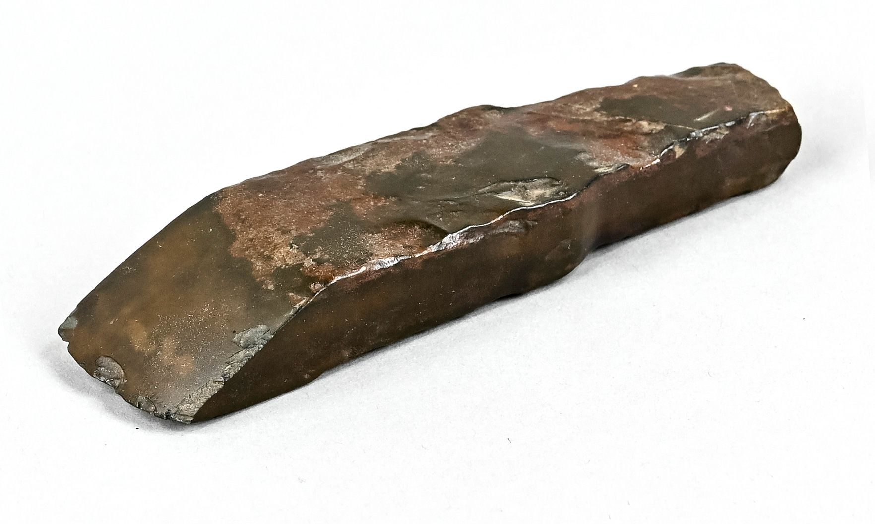 Null 修长的深棕色刀片，一面加工，石器时代的工具，长约13厘米。