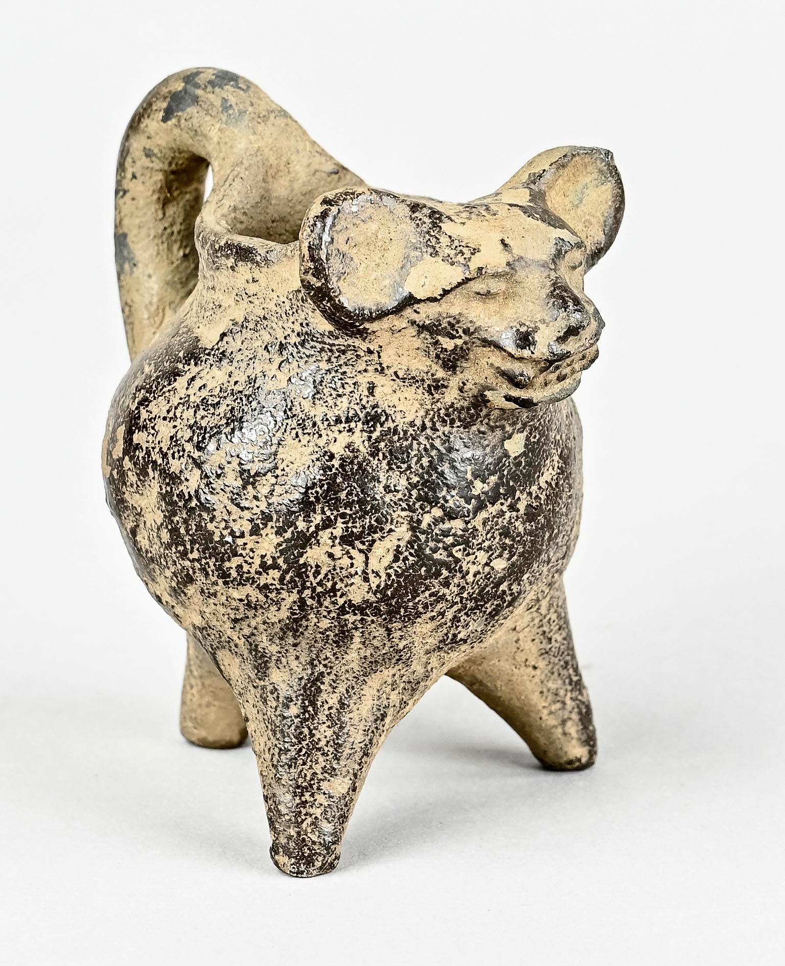 Null 3条腿的壶，有一个带大耳朵的动物头颅作为顶饰（飞狐？）


烧制粘土，高10 x 9厘米
