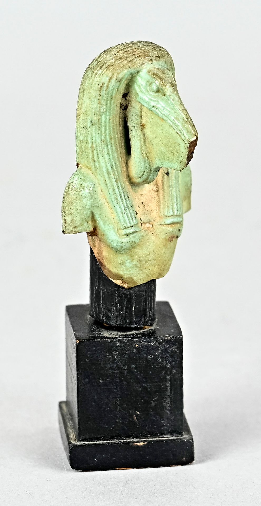 Null 托斯的残缺形象，埃及，公元前664-332年，朱鹭头的月神，科学和智慧以及日历。细条纹的假发和宽领，高4.5厘米，安装在一个木质底座上。出处：1940&hellip;