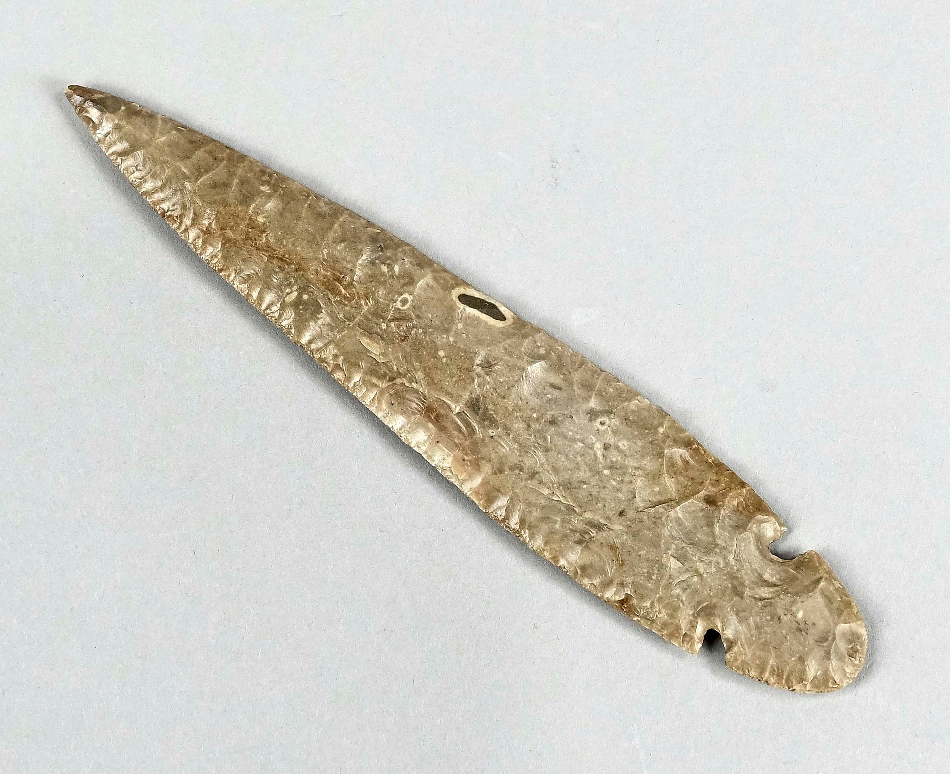 Null 匕首，刀刃呈长柄状。弗林特。埃及。史前的。Negade II-III。公元前4世纪晚期。 燧石，有沙漠清漆斑纹。两侧上部的凹槽用于固定手柄。


出处&hellip;