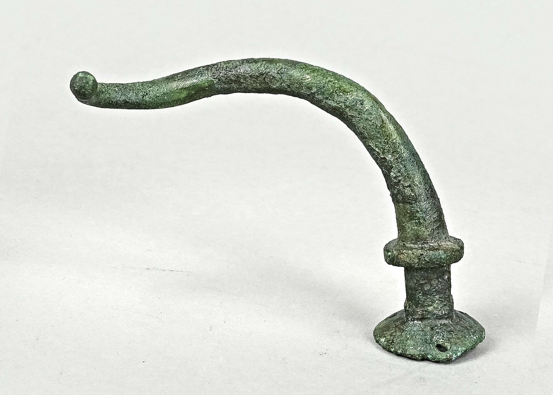 Null Helmhorn, Keltisch, 1. Jh. V. Chr., Bronze mit grüner Patina, geschwungenes&hellip;