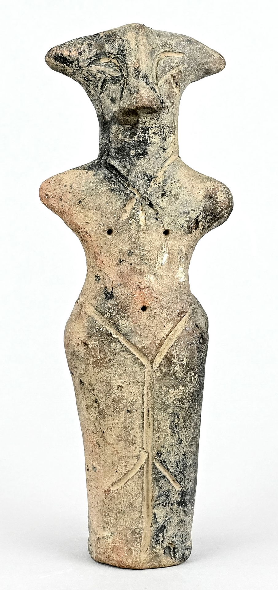 Null 女性神像，赤土，手臂残缺，眼睛被切开，侧耳尖，乳头和肚脐由钻孔表示。公元前2世纪上半叶，安纳托利亚，早期的女性雕像，烧制粘土，高21厘米