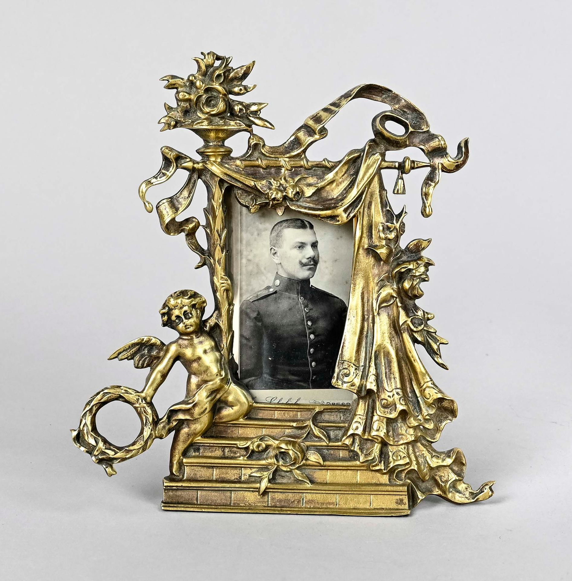 Null 装饰画框，德国，约1880年，黄铜，装饰有手持月桂花环的人，高20厘米，宽17.5厘米