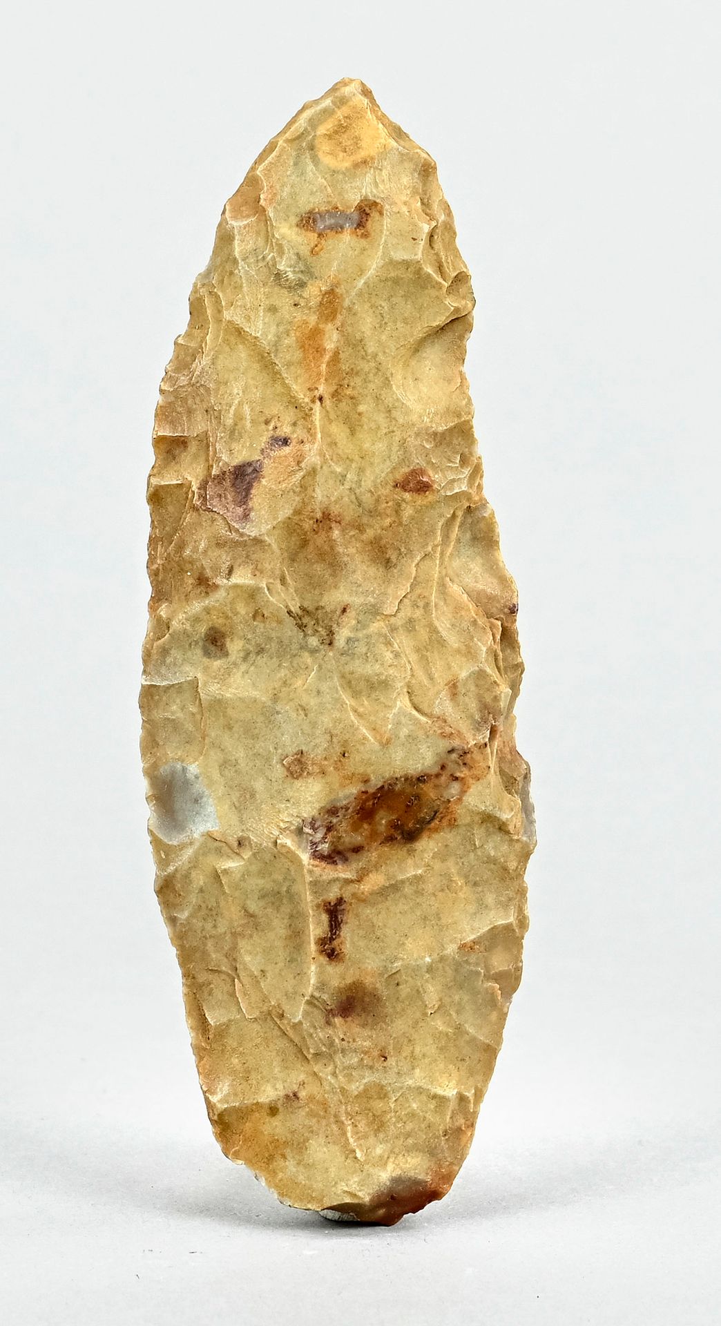 Null 窄的橙绿色手斧，燧石，长矛形，深色内含物，长约13.5厘米，宽约4.5厘米