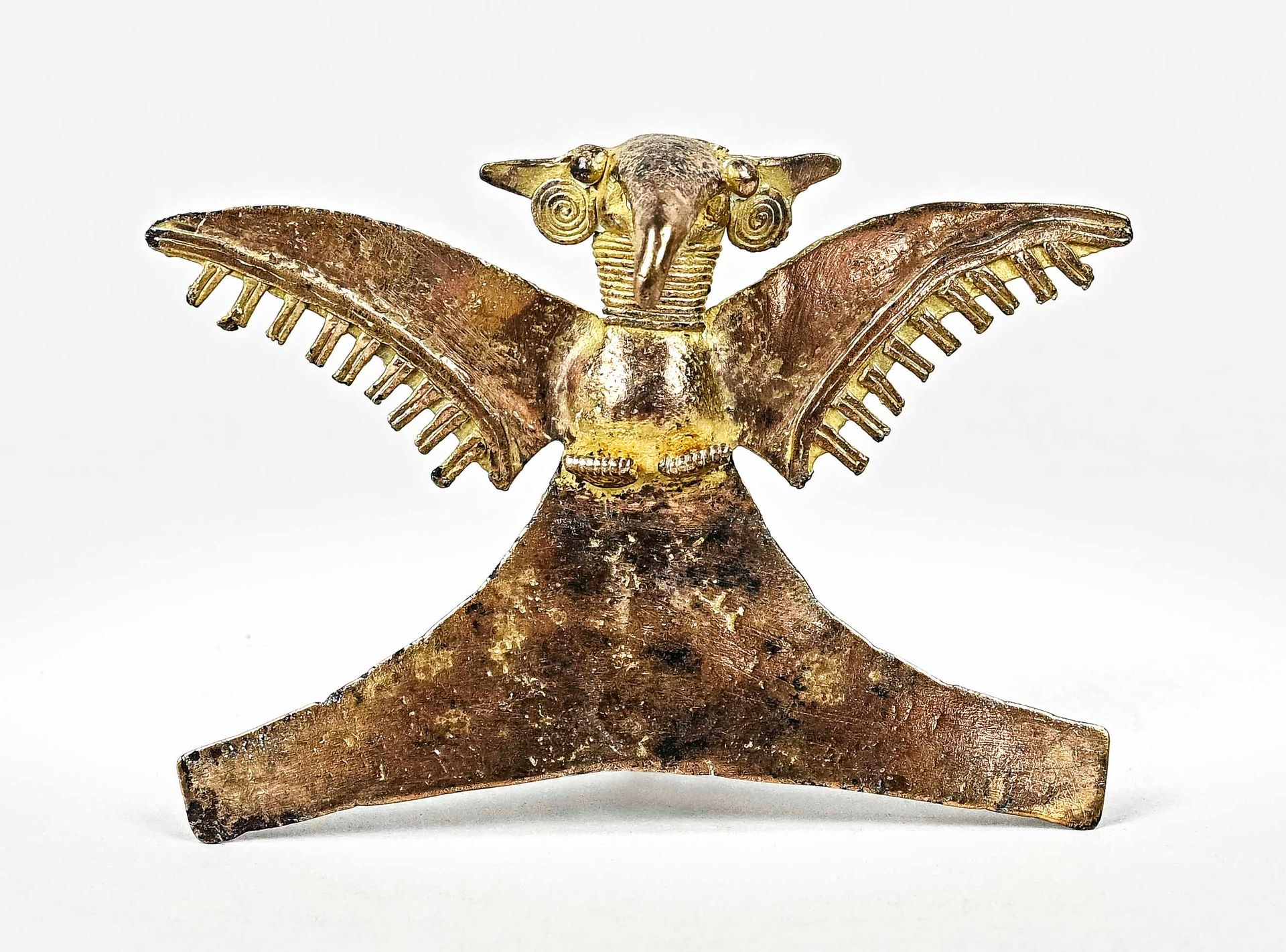 Null Pektoral in Form eines Adlers. Veraguas, Panama, ca 1200 A.D., Tumbaga Gold&hellip;