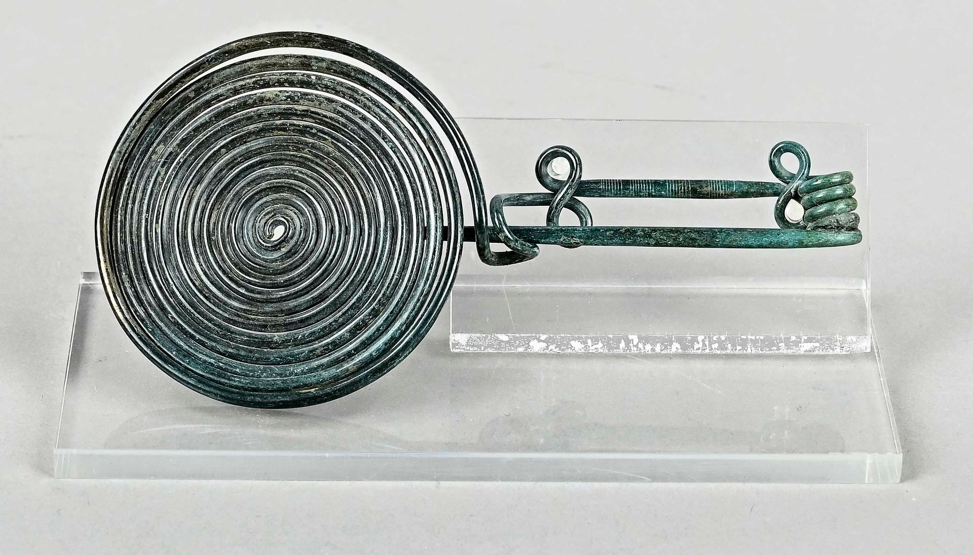 Null Fibel mit Spiralkopf, Hallstatt, 12. - 11. Jh., v. Chr., Bronze, Länge 13,4&hellip;