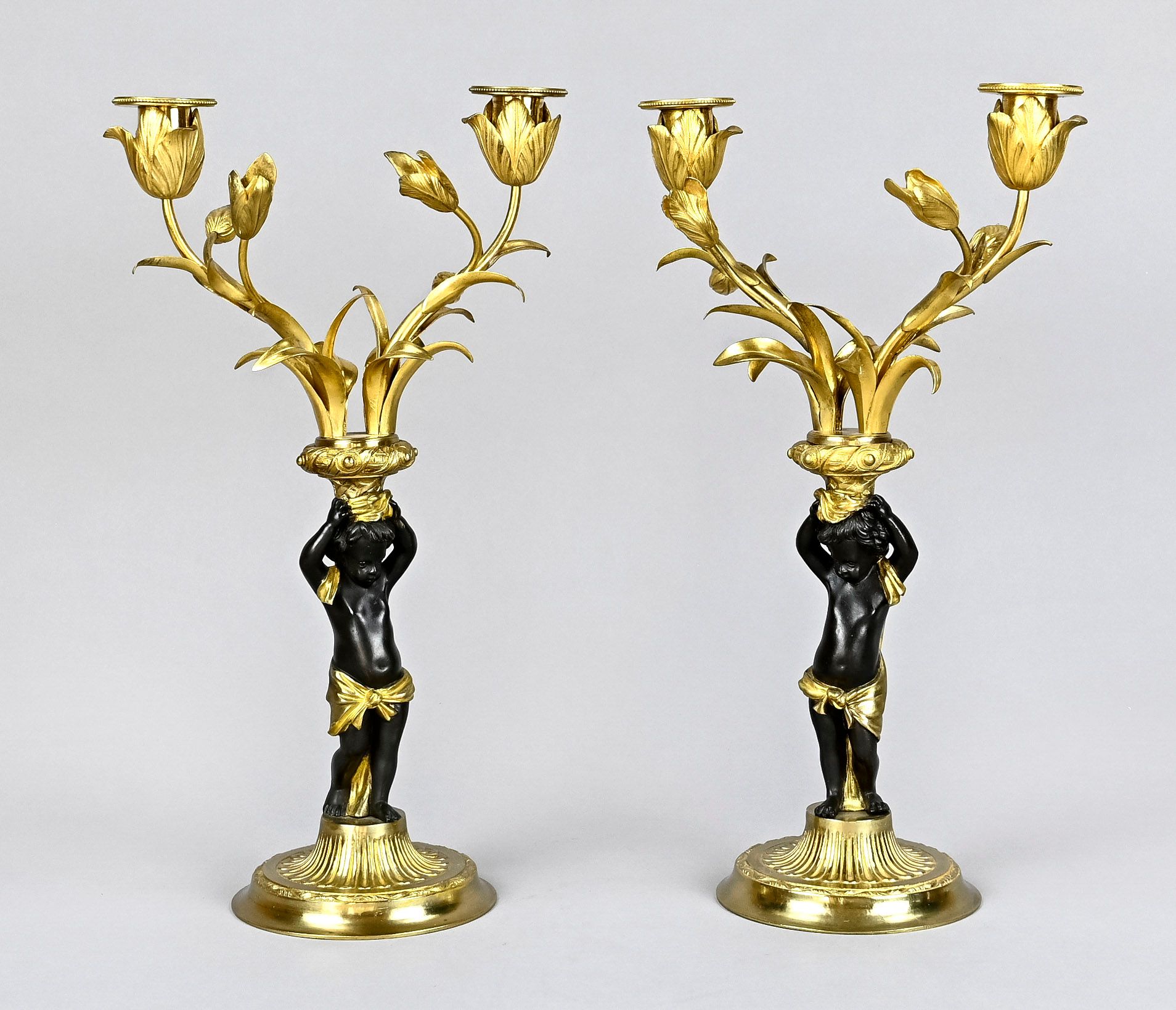 Null Pareja de candelabros de bronce muy decorativos, Francia, c. 1880, dorados &hellip;