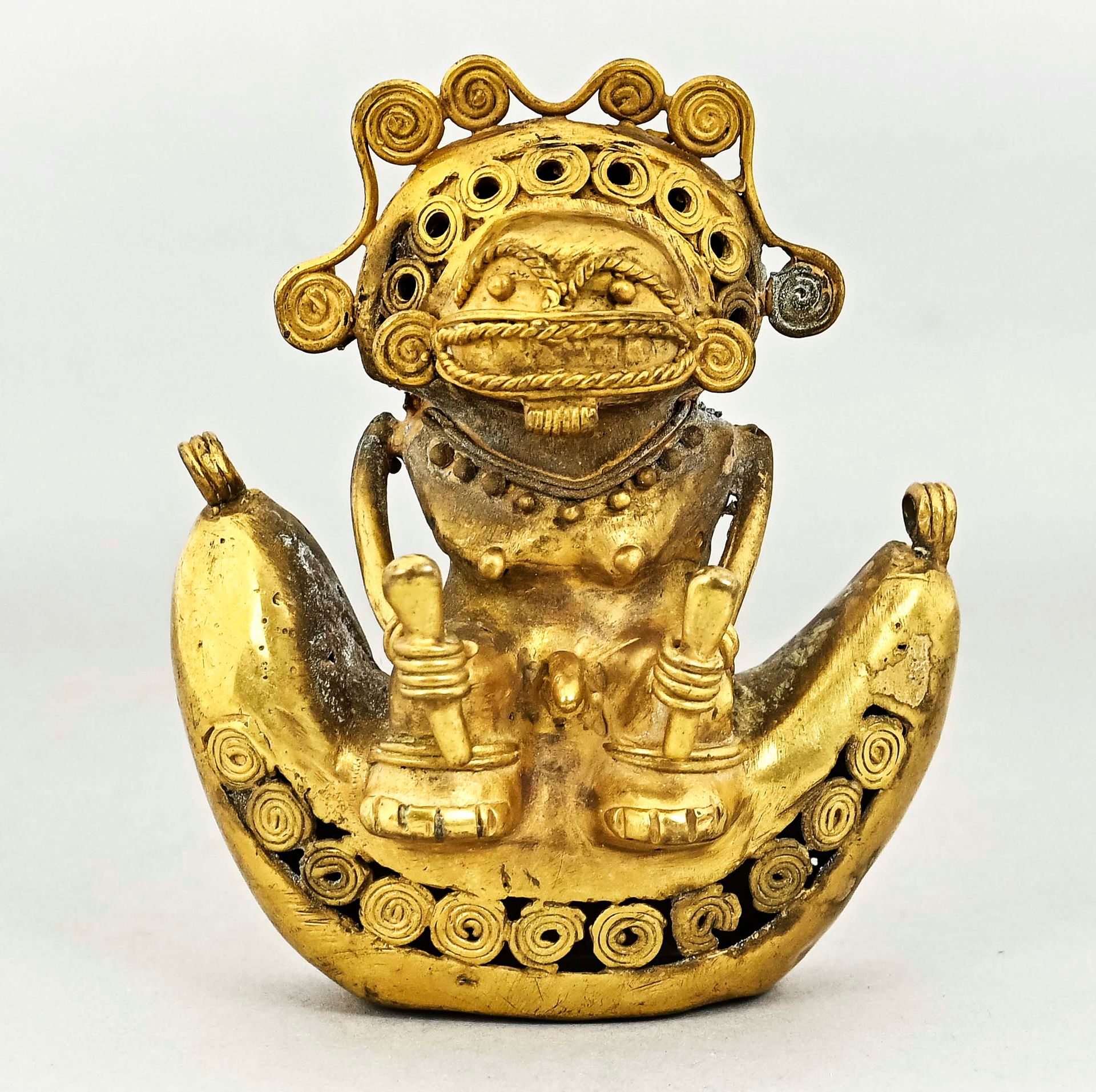 Null 大型萨满人物。昆巴亚，哥伦比亚，约公元1200年，失蜡铸造，Tumbaga金。高8，宽7厘米，重84克。


在一个镰刀形的底座上，身上有螺旋形的装饰&hellip;