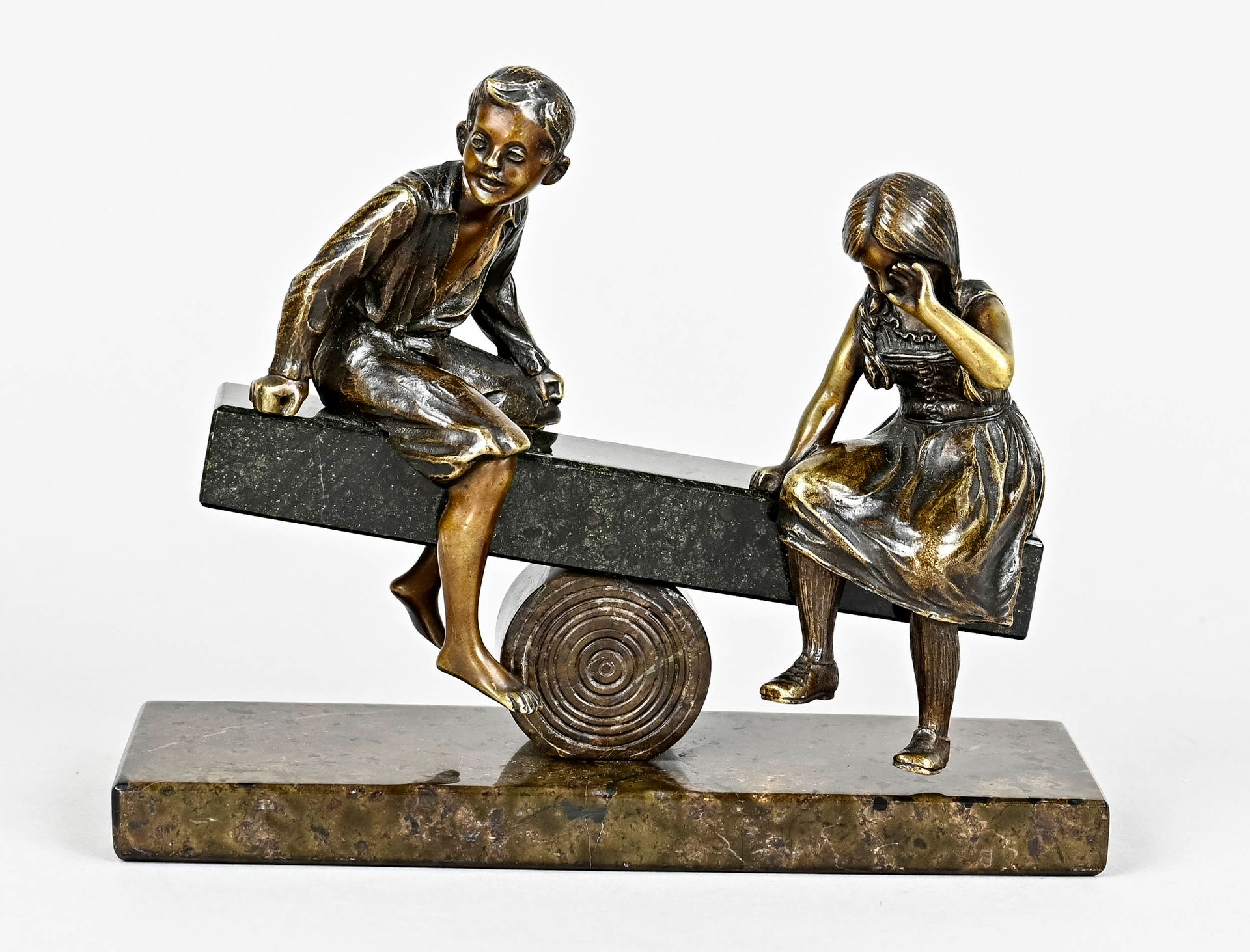 Null Bronzefigur, deutsch um 1900, "Kinder auf der Wippe", auf Plinthe, Höhe 15 &hellip;
