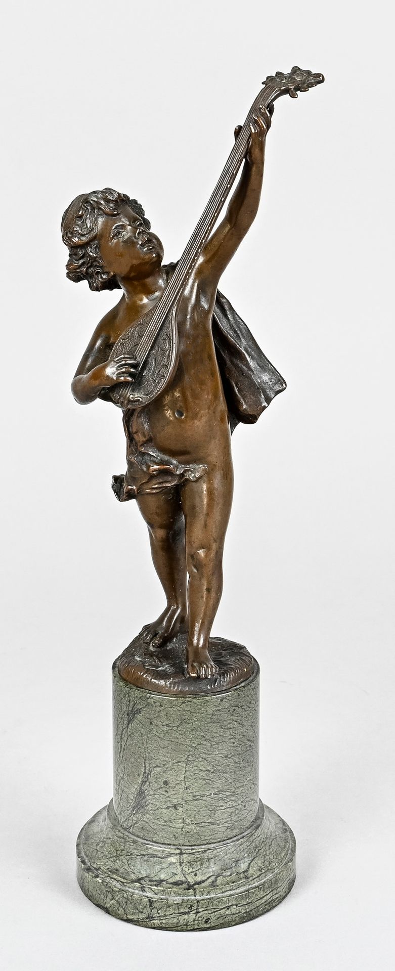 Null 青铜像，意大利，约1870年，"演奏曼陀林的男孩"，大理石底座上的青铜，精美的抛光，高29.5厘米
