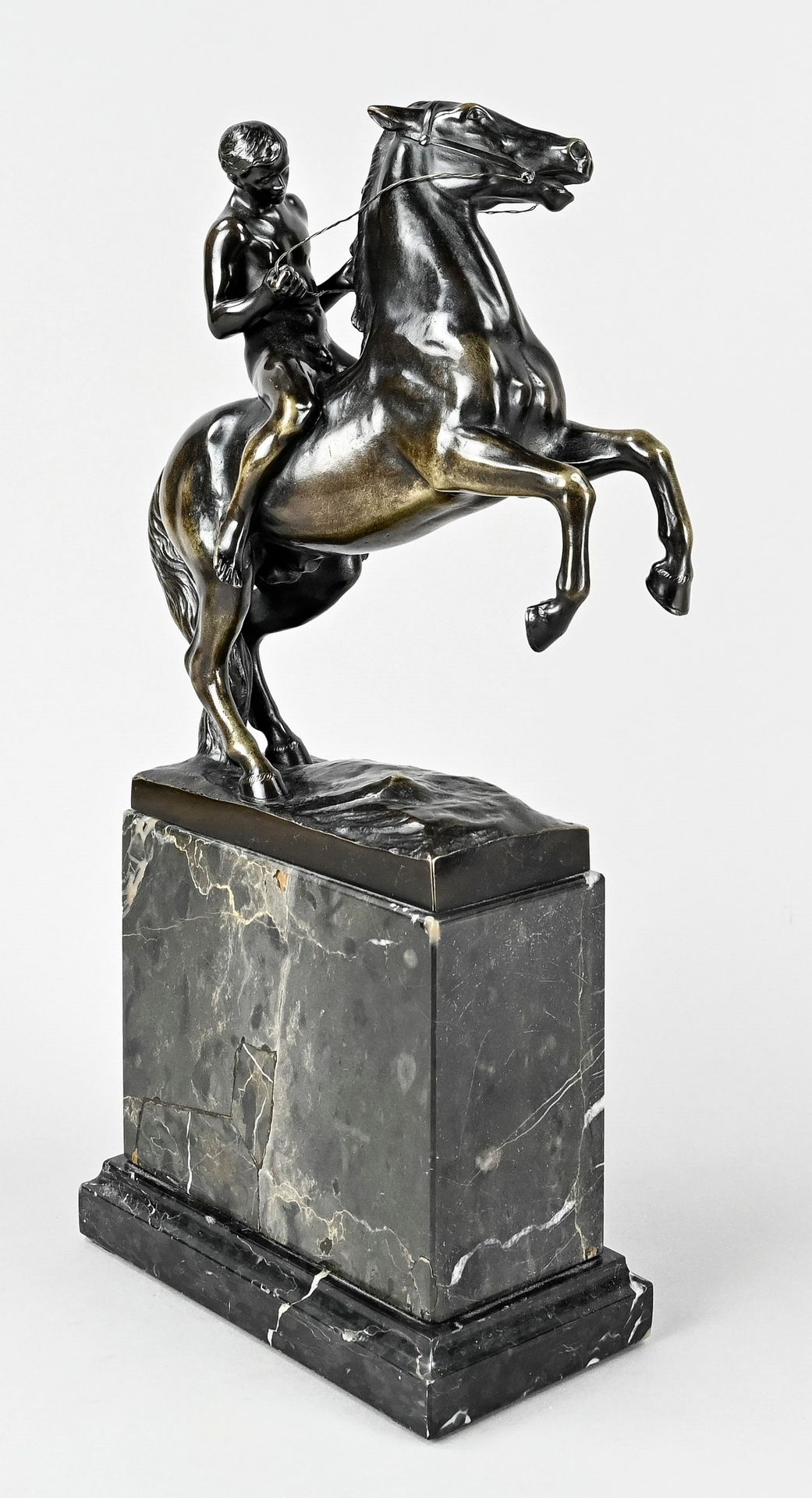 Null 凯斯巴赫，鲁道夫（1873年格拉特巴赫-1955年柏林），"马背上的年轻人"，青铜，高45.5 x 18 x 8厘米，在基座上签名，纪念性大理石基座