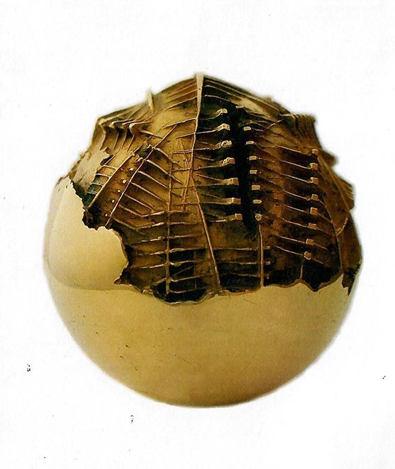 Arnaldo Pomodoro Sfera 1982 阿纳尔多-波莫多罗 镀金青铜雕塑 直径15球 1982 Exh.9/150 照片上的艺术家认证