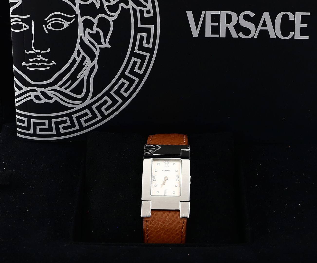 Damenarmbanduhr "VERSACE". Boîtier rectangulaire en acier inoxydable, bracelet à&hellip;