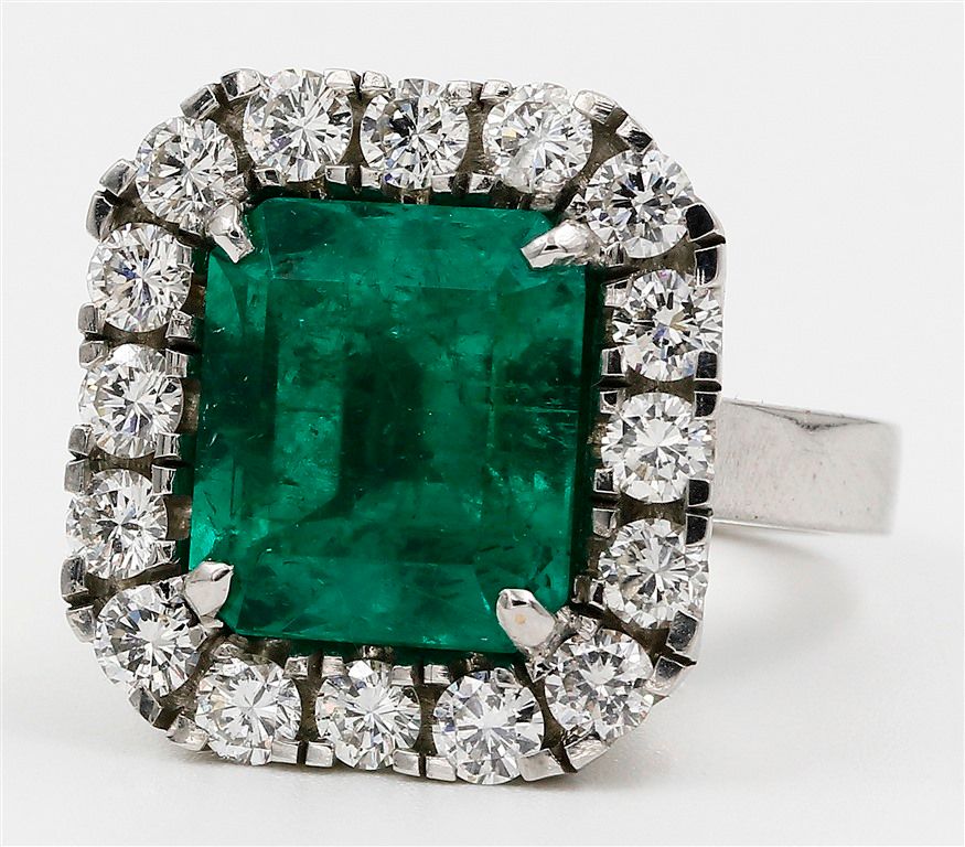 Null 绿宝石钻石戒指。750/000 WG，毛重20.6克。镶嵌着一颗优质的祖母绿，直径为13.22x11.86毫米，绿色清澈，有轻微的自然内含物，周围有1&hellip;