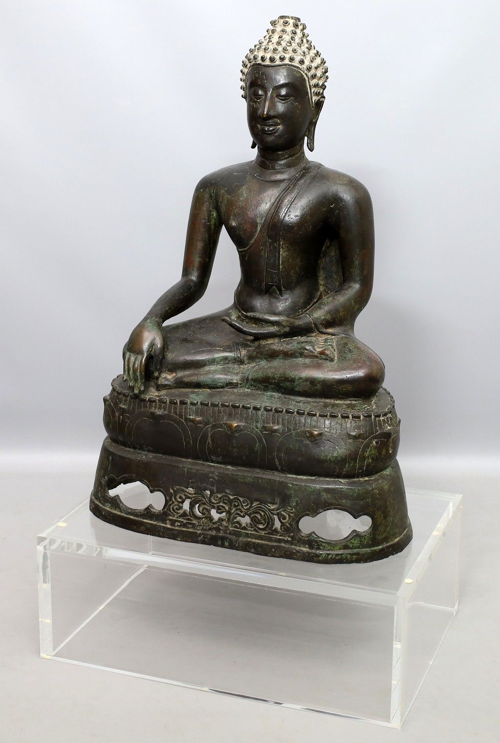 Große Buddha-Skulptur. 带有岁月痕迹的深色青铜，24.5公斤。在一个开放性的底座上（背面受损）。泰国，大城府时期，17/18世纪，高66厘&hellip;