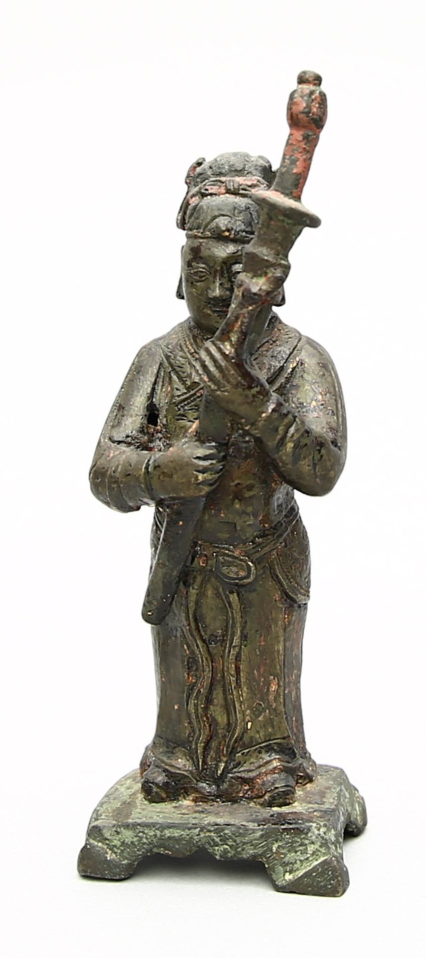 Ming-Skulptur eines Wächters. Bronce con pátina de envejecimiento y restos de en&hellip;