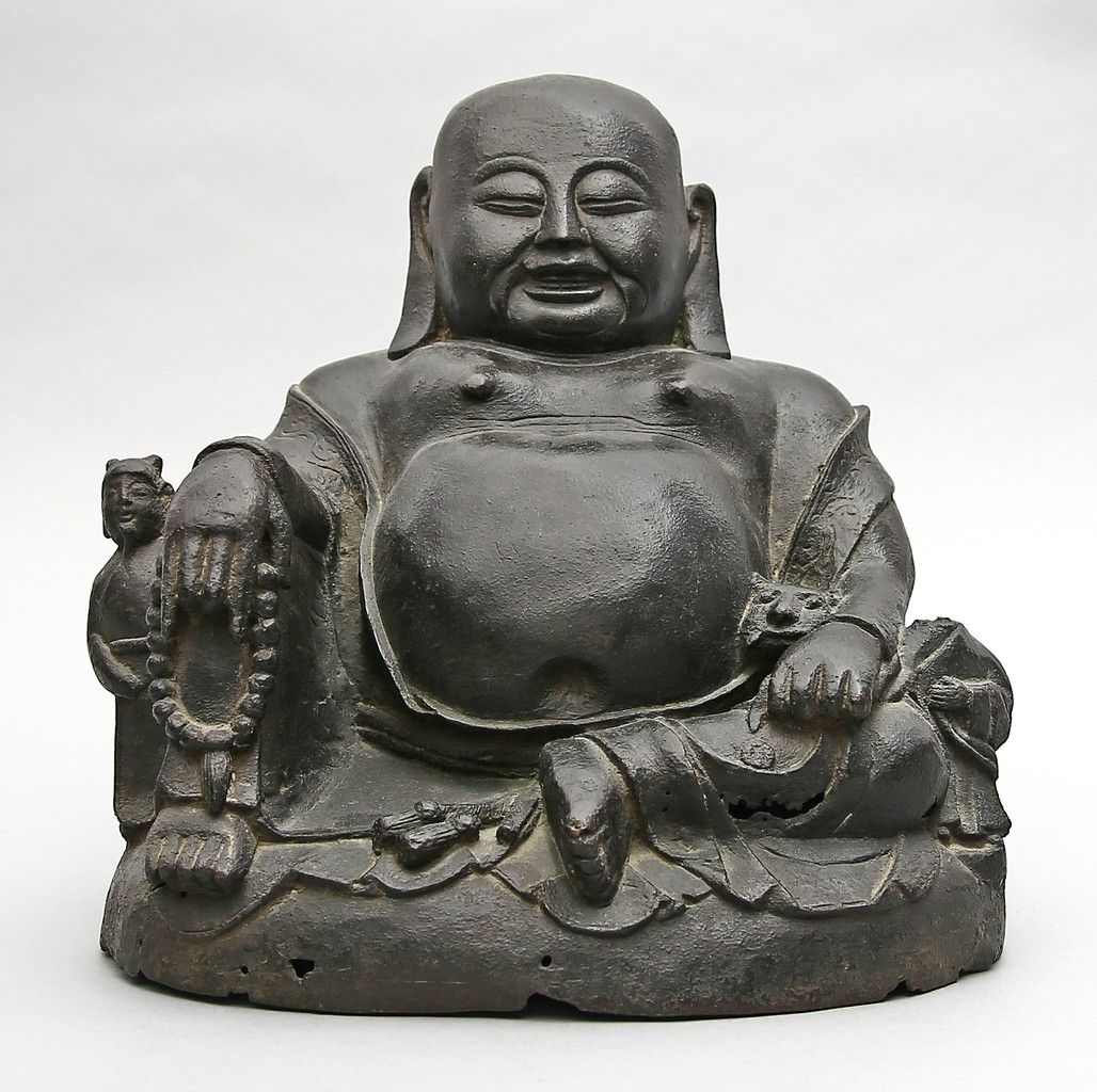 Großer Ming-Buddha. Bronzo patinato nero, 7,6 kg. Patina dell'età, difetti di fu&hellip;
