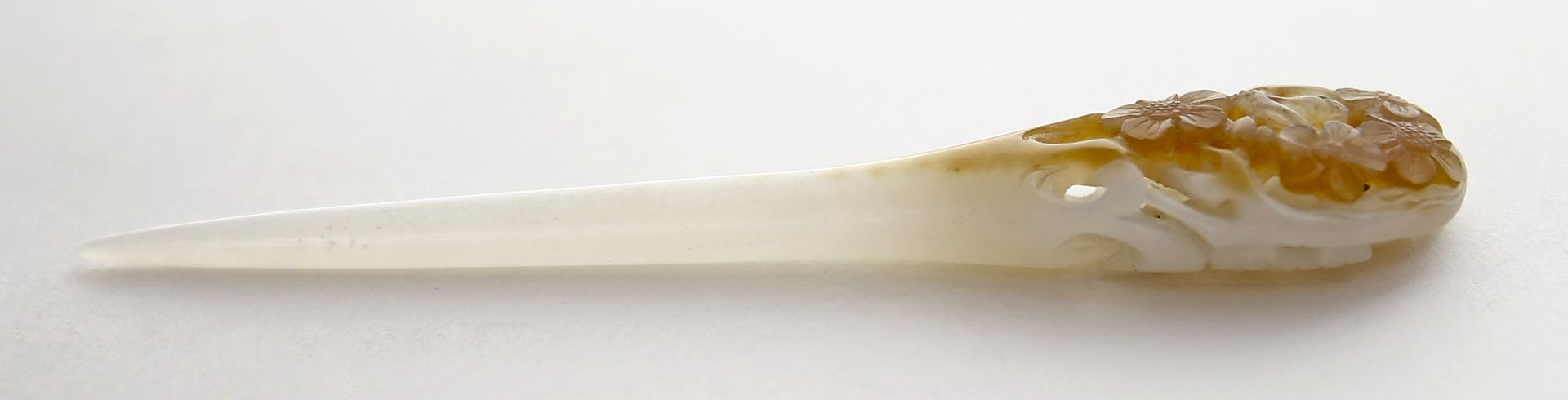 Haarnadel. Jade blanco con parte marrón. Parte superior tallada calada con una r&hellip;