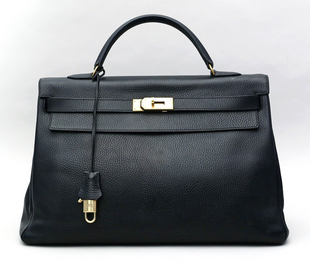 "Kelly Bag 40", Hermès. Édition vintage en cuir Togo noir avec estampille dorée &hellip;