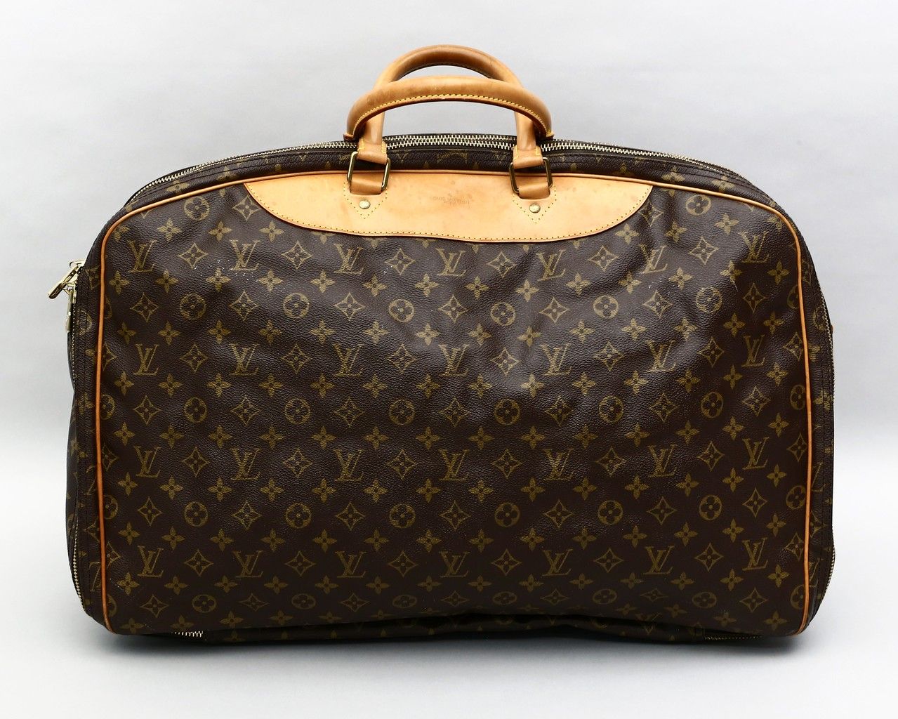 Weekender "Alizé 2 Poches", Louis Vuitton. 宽敞的Monogram帆布旅行袋。浅棕色配件。金色的硬件，部分标有 "LV&hellip;