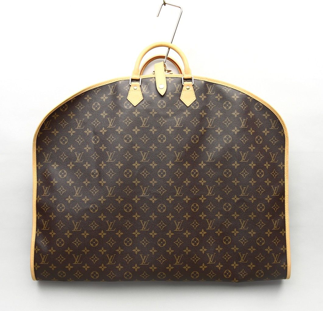 Kleiderschutzhülle, Louis Vuitton. Braunes Monogram Canvas. Rindslederbesatz. Ha&hellip;