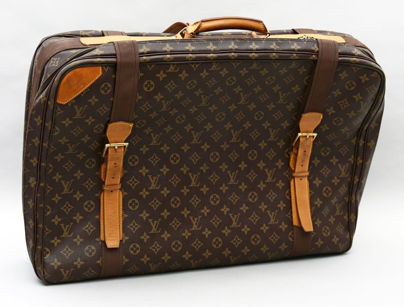 Koffer, Louis Vuitton. Tela monogramma marrone con manico e accessori in pelle. &hellip;