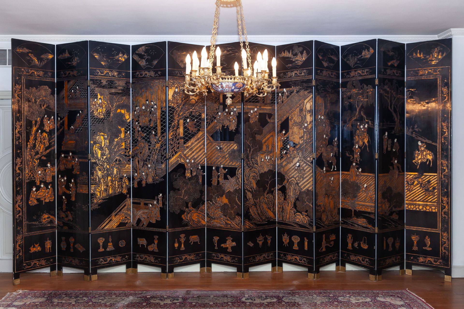 Null 12叶中国折叠屏风，黑漆和部分镀金，象牙镶嵌和宫廷场景装饰

每片叶子227 x 50厘米

2.000 - 3.000 €