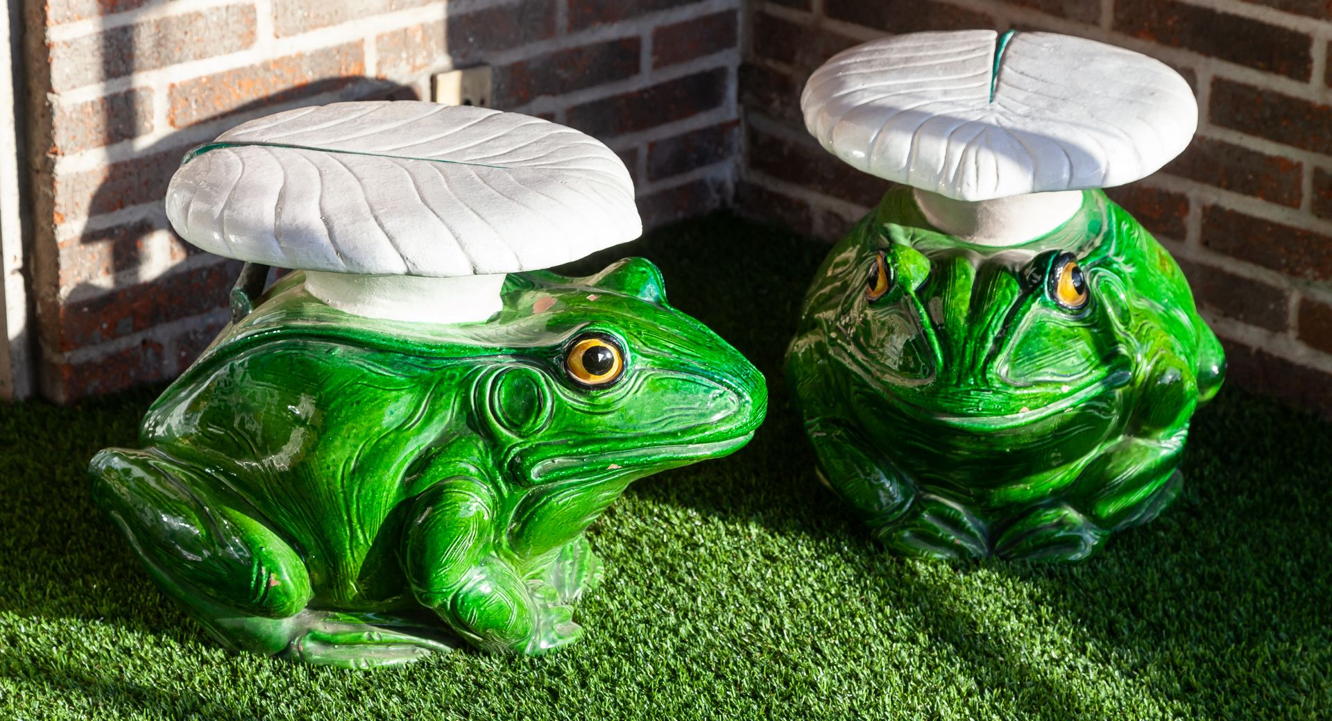 Null Paar Gartenhocker in Form eines Frosches mit glasiertem Keramikblatt, 20. J&hellip;