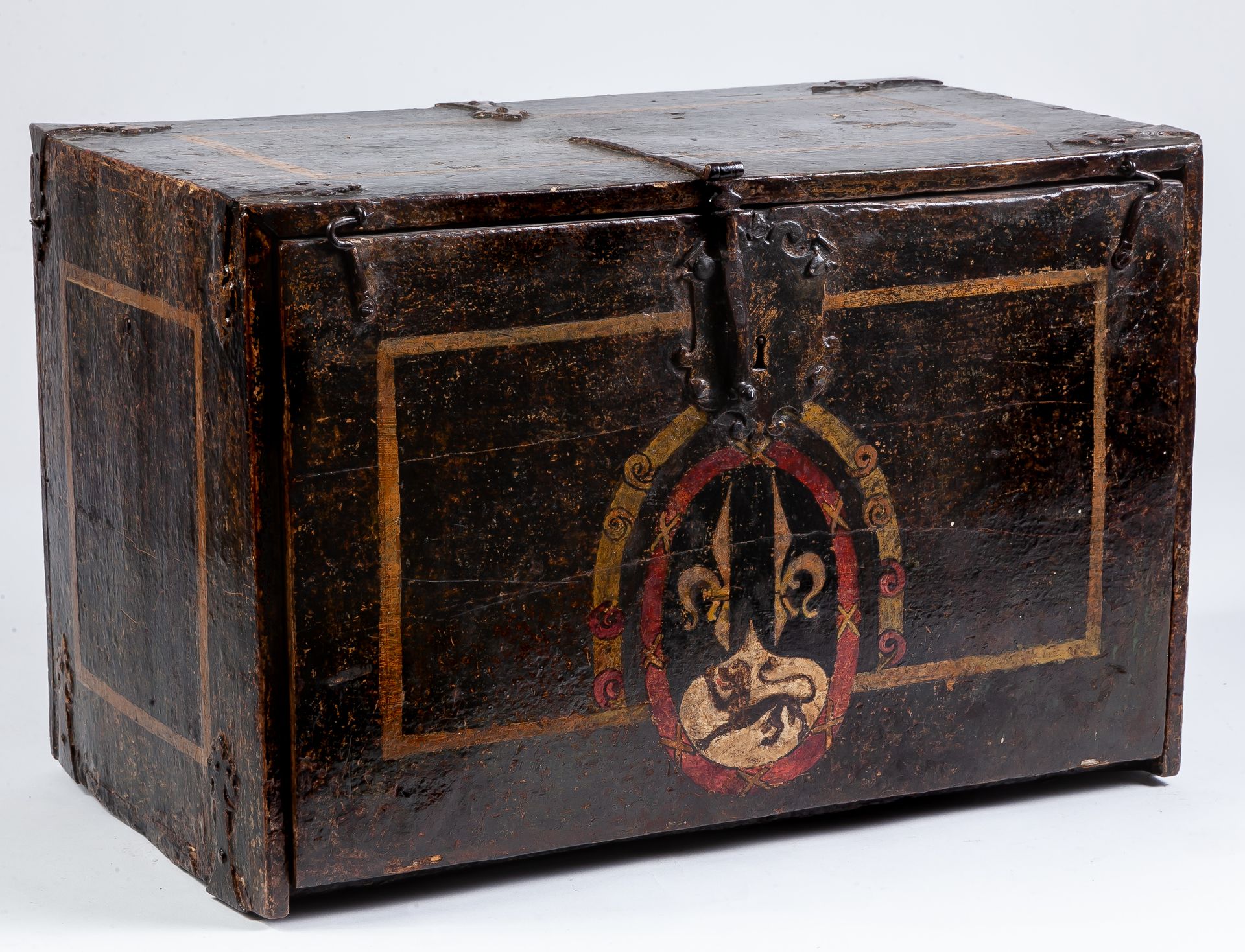 Null 16-17世纪阿拉贡的小型有盖样品柜，多色胡桃木箱，纹章锁下有纹章图案

28 x 26 x 43,5 cm

2.000 - 2.500 €