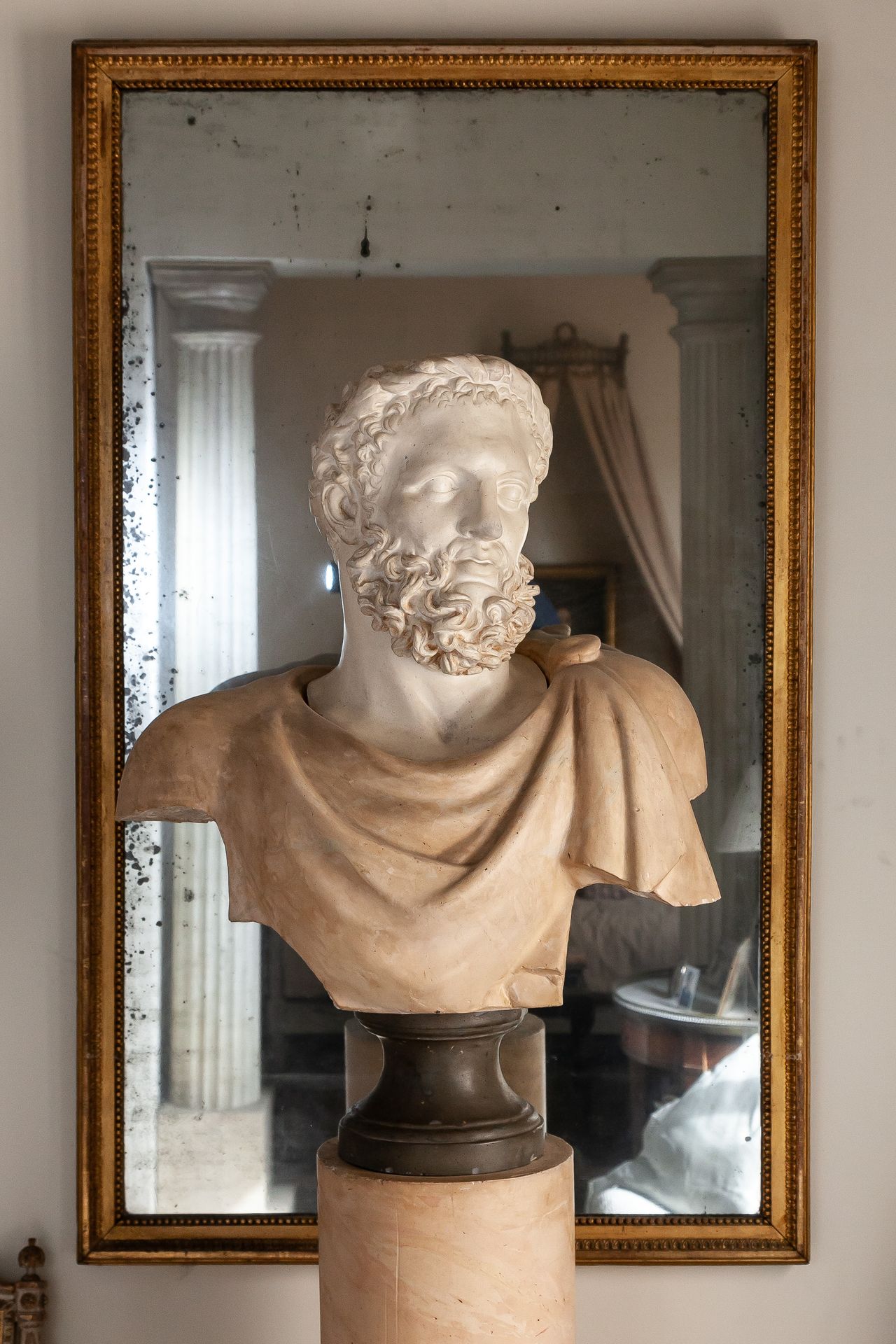 Null Busto de yeso pintado y policromado del emperador Adriano sobre un pedestal&hellip;