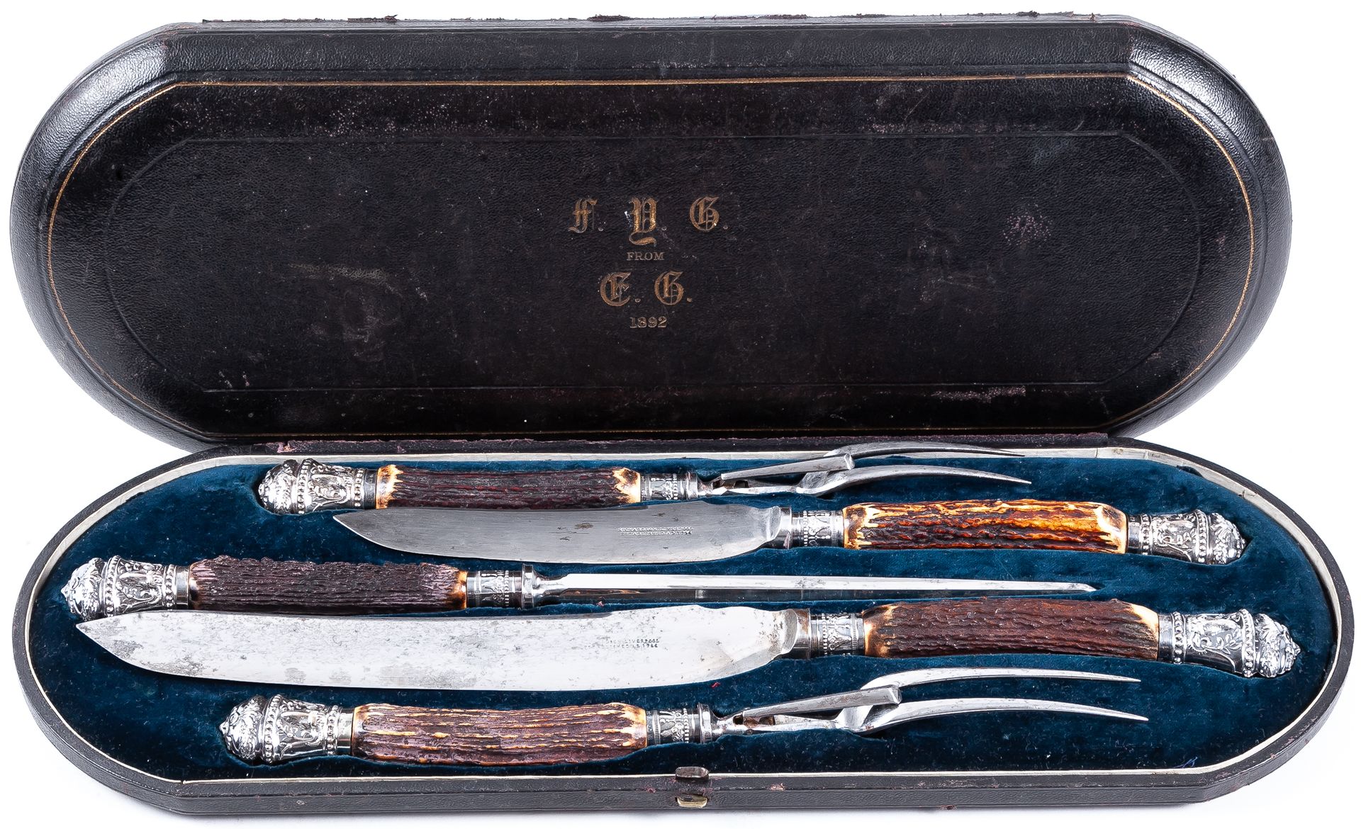 Null 五件套鹿茸镀银雕刻品，装在蓝色天鹅绒衬里的手提箱中，19世纪末

18 x 40厘米

125 - 150 €