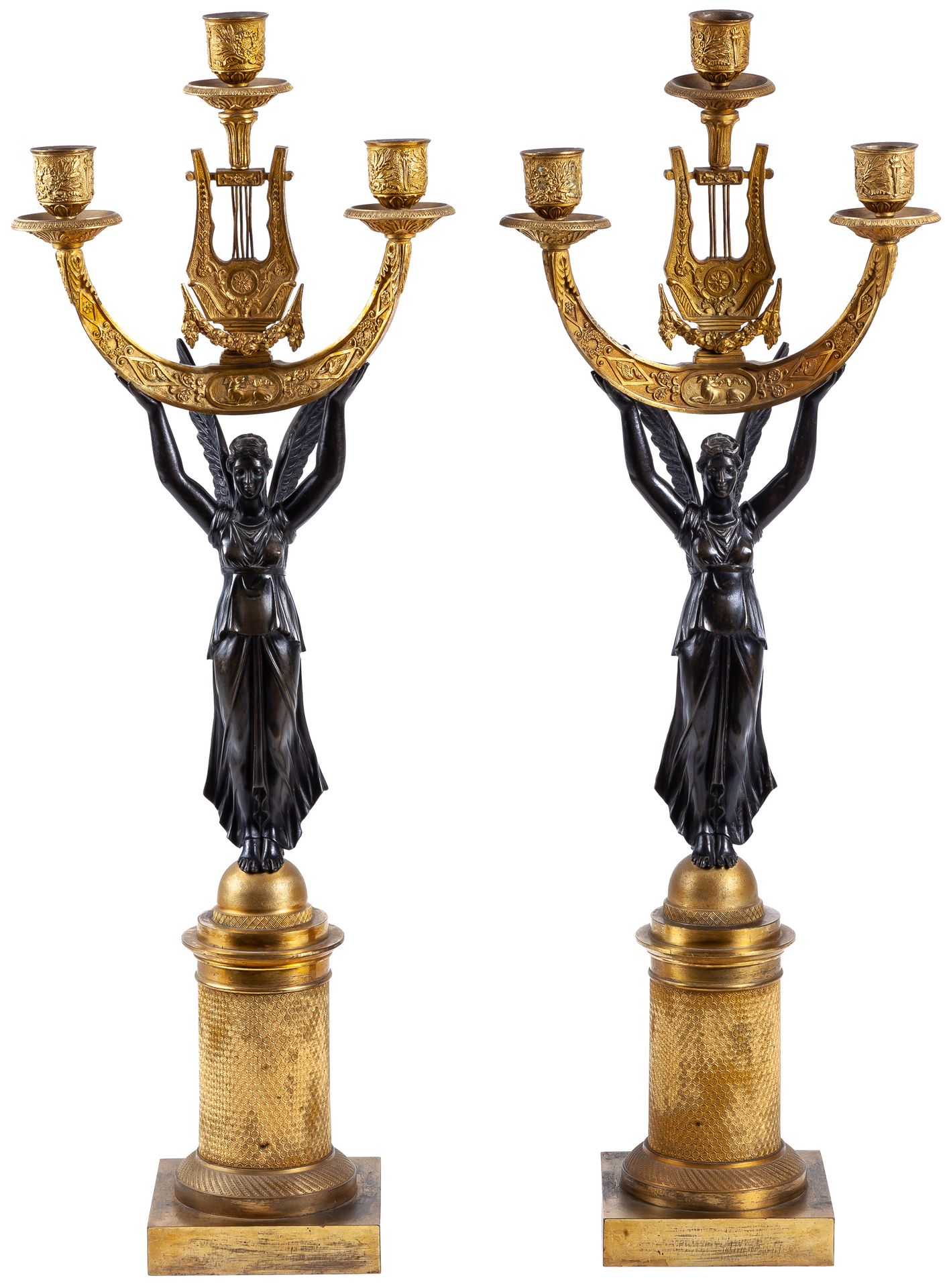 Null 一对帝国时期的红木和斑驳的青铜三灯烛台，带翅膀的胜利女神和琴声，19世纪初

58 x 20 cm

2.000 - 2.500 €