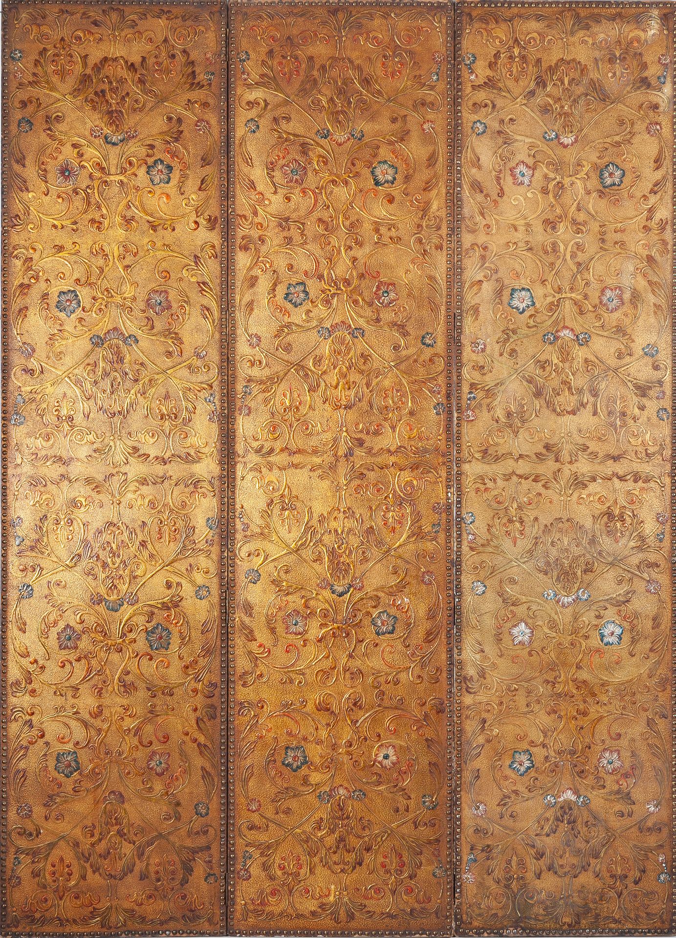 Paravento a tre ante dorato, sbalzato e dipinto in policromia 
210 x 51 cm per o&hellip;