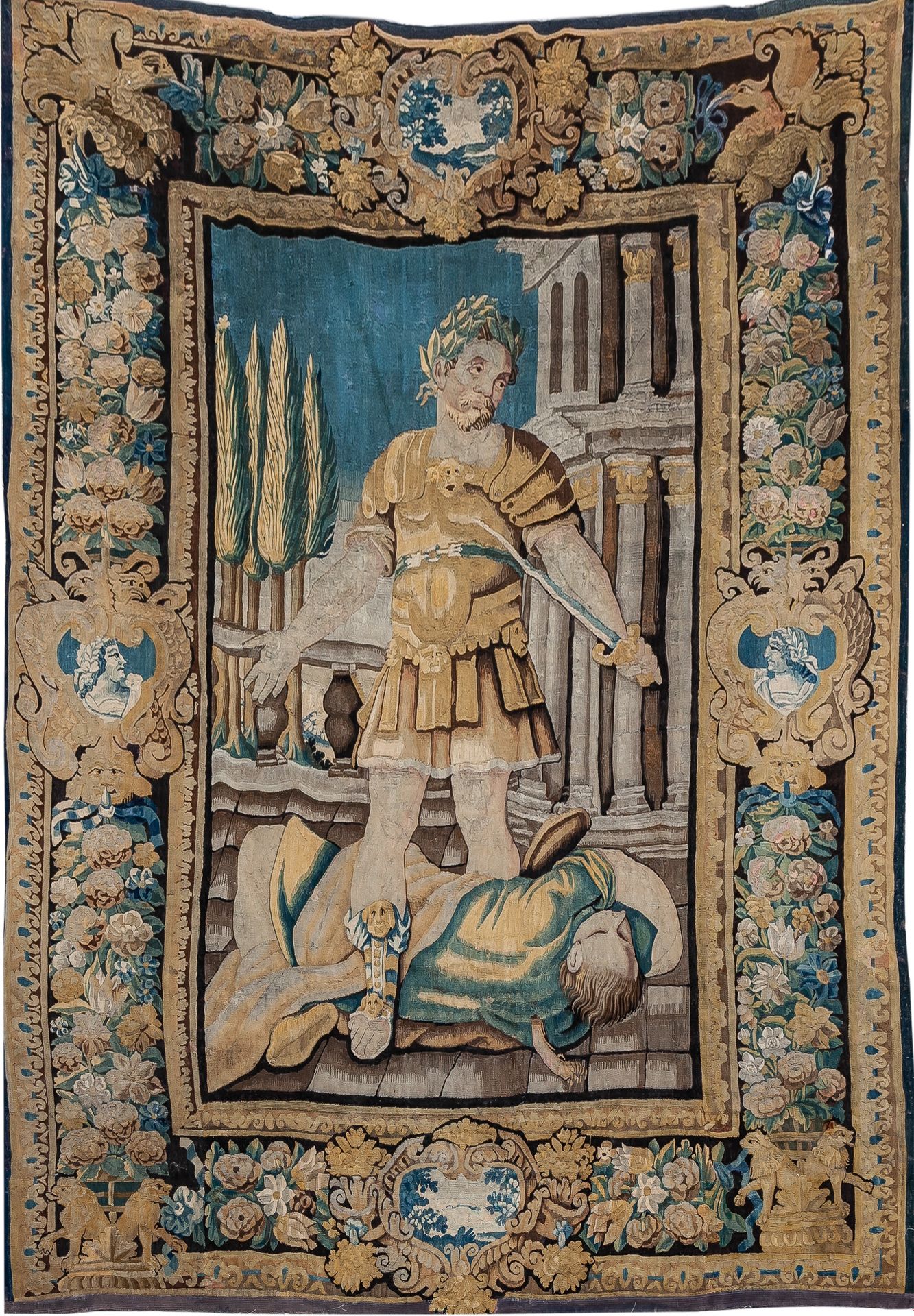 Null 描绘罗马皇帝击败敌人的弗拉芒挂毯，18世纪。边框上装饰着动物和带有风景和皇帝肖像的刻痕。

311 x 216 cm

5.000 - 6.000 €
